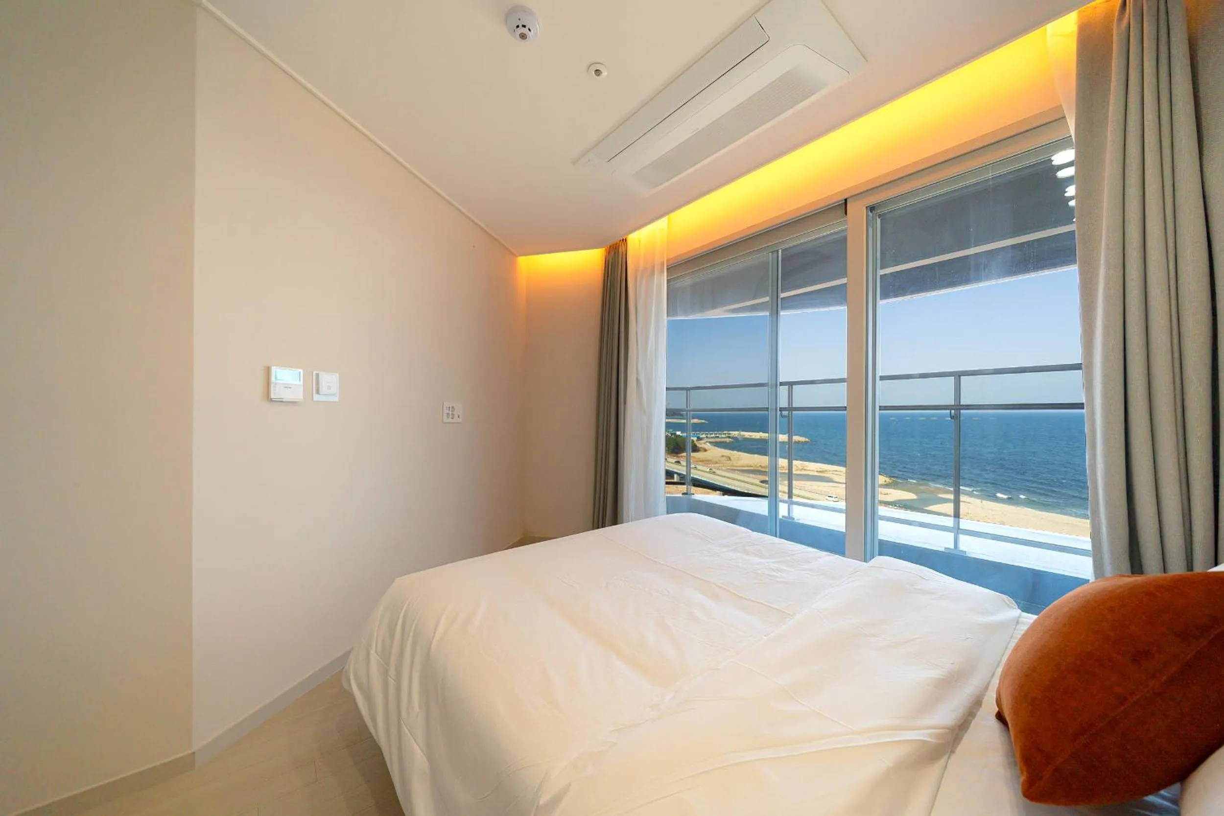 Bedroom, Bed in DIAMER Hotel Sokcho by AankStay