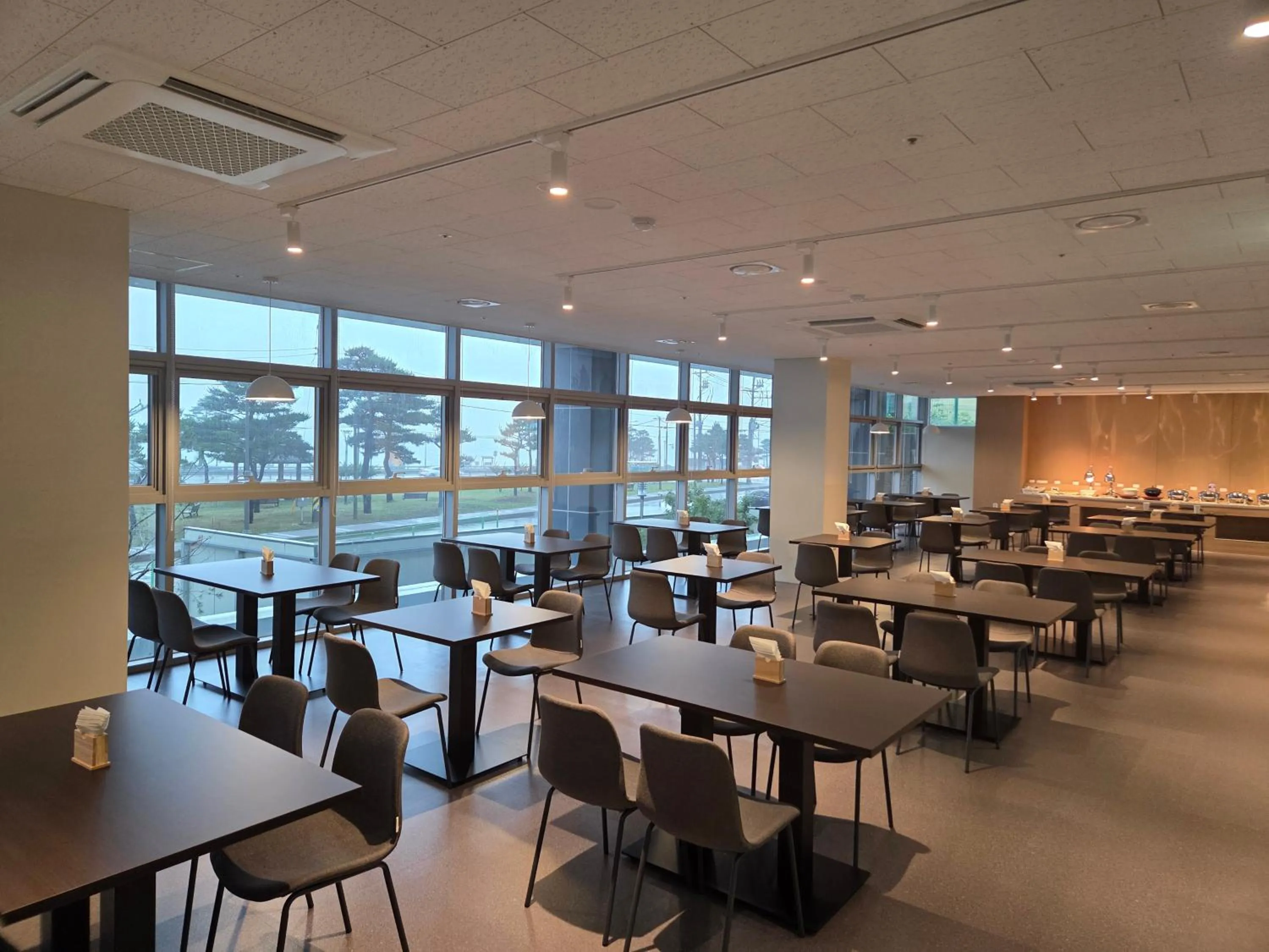 Restaurant/places to eat in DIAMER Hotel Sokcho by AankStay