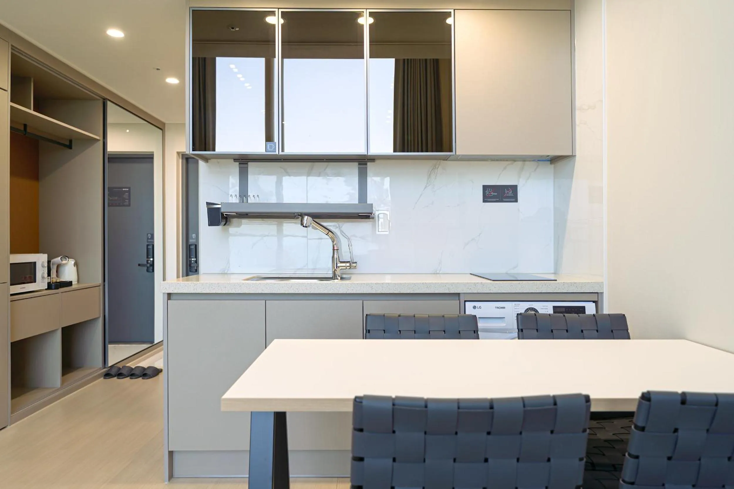 Kitchen or kitchenette in DIAMER Hotel Sokcho by AankStay