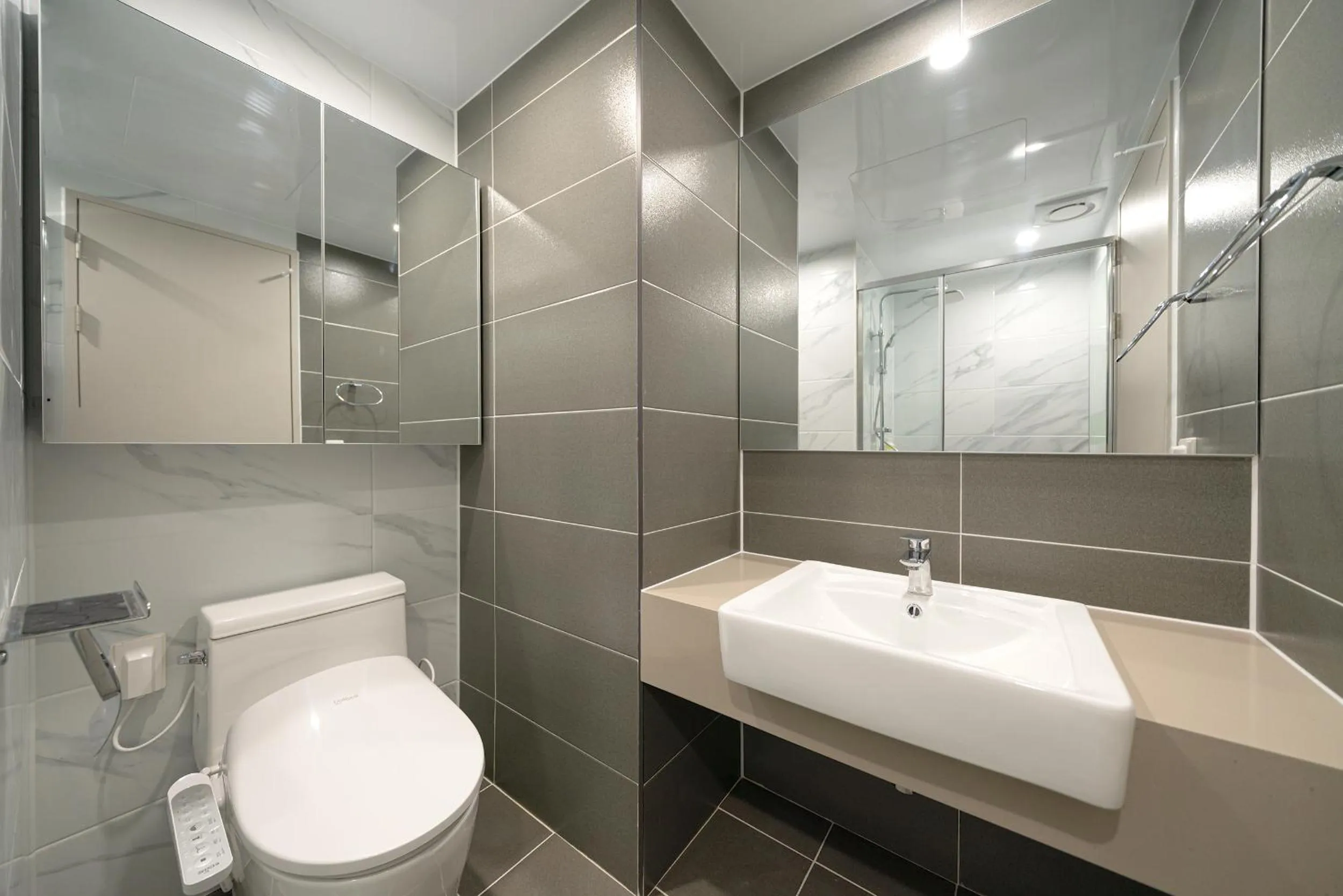 Shower in DIAMER Hotel Sokcho by AankStay