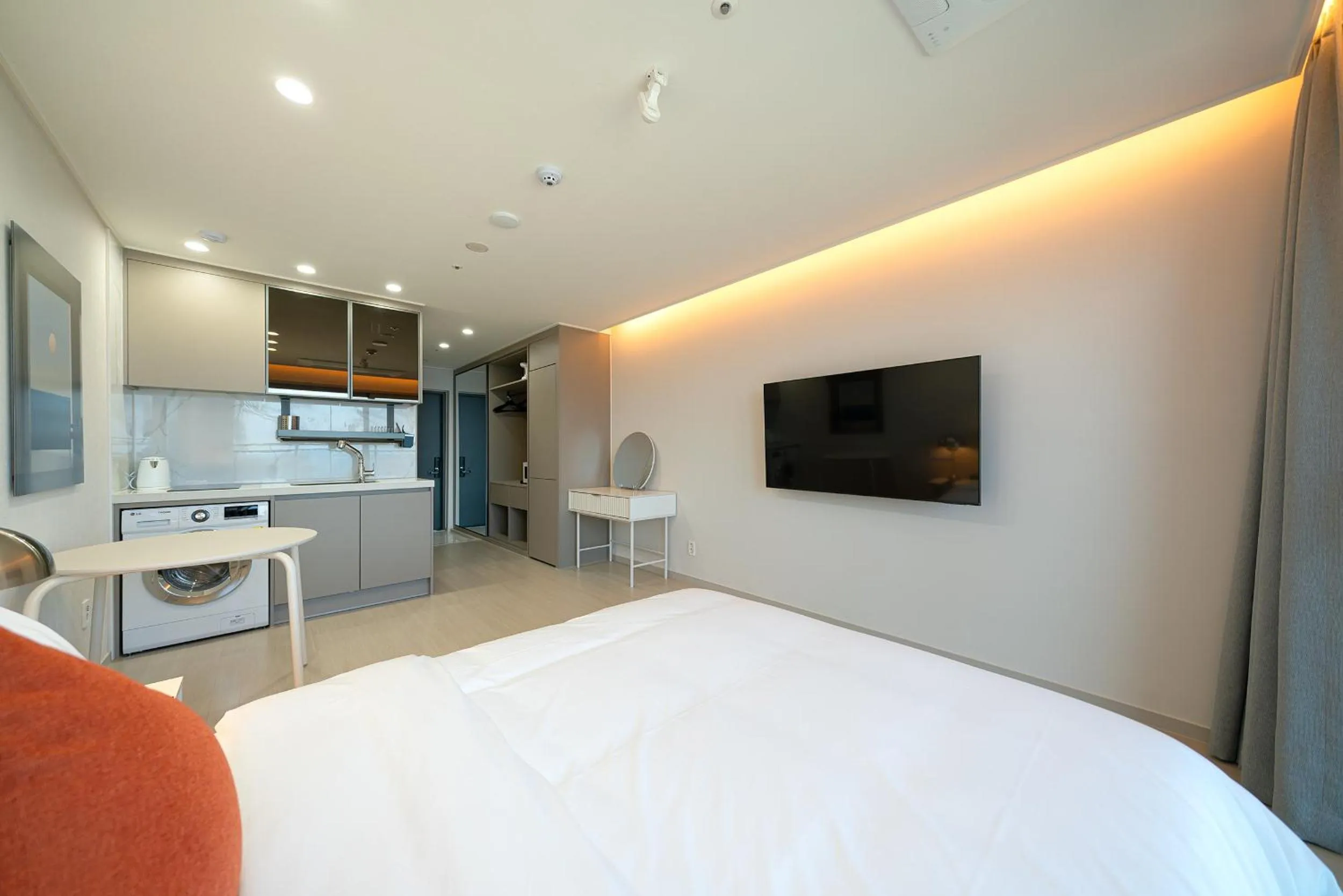 TV and multimedia, Bed in DIAMER Hotel Sokcho by AankStay