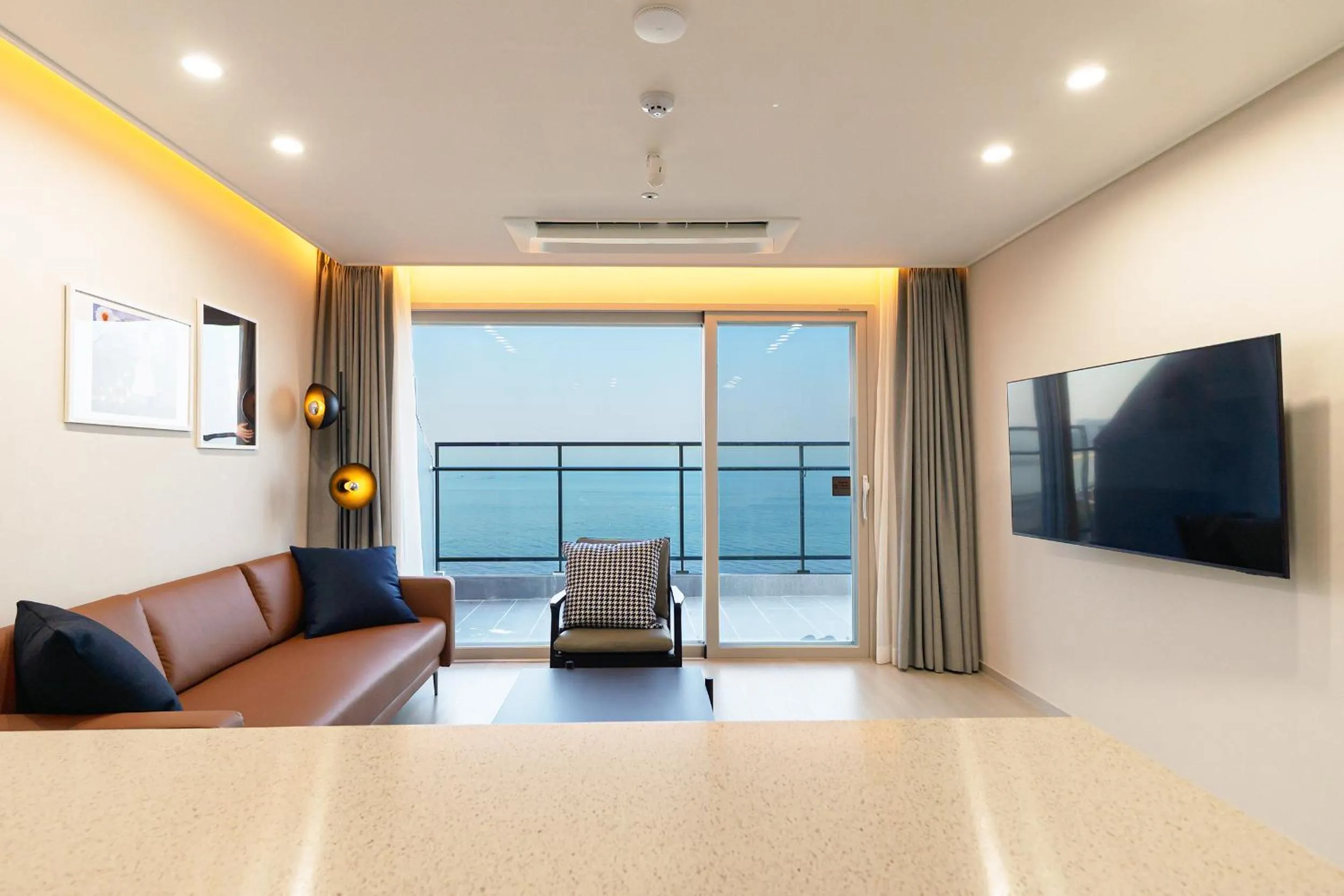 TV and multimedia in DIAMER Hotel Sokcho by AankStay