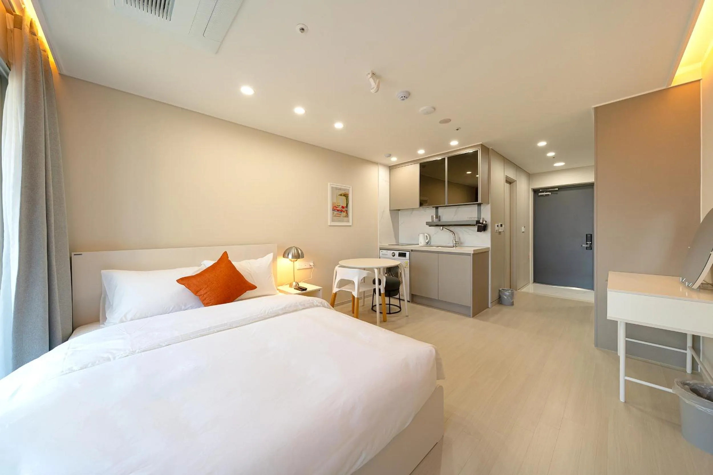 Kitchen or kitchenette, Bed in DIAMER Hotel Sokcho by AankStay