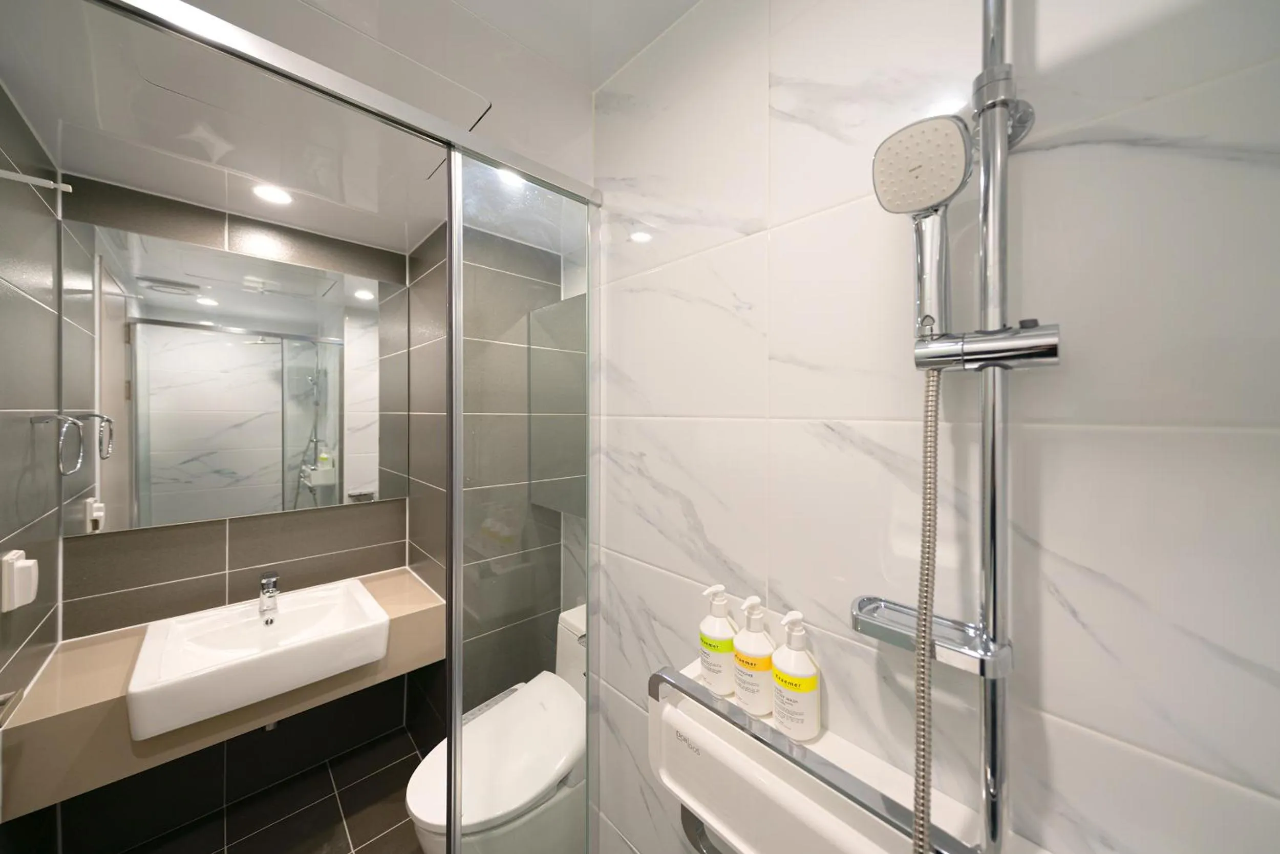 Shower in DIAMER Hotel Sokcho by AankStay