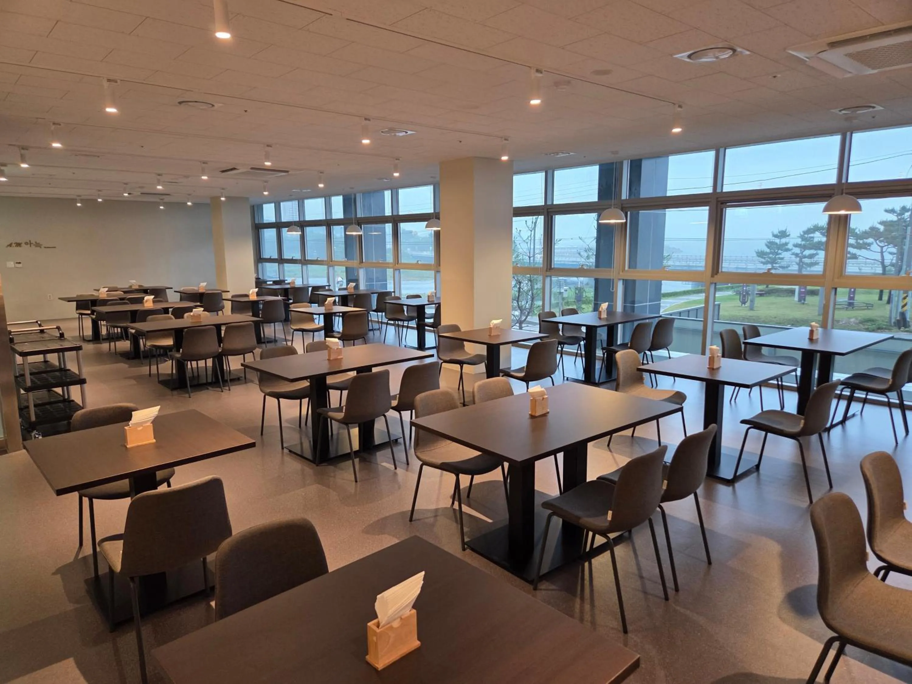 Restaurant/places to eat in DIAMER Hotel Sokcho by AankStay