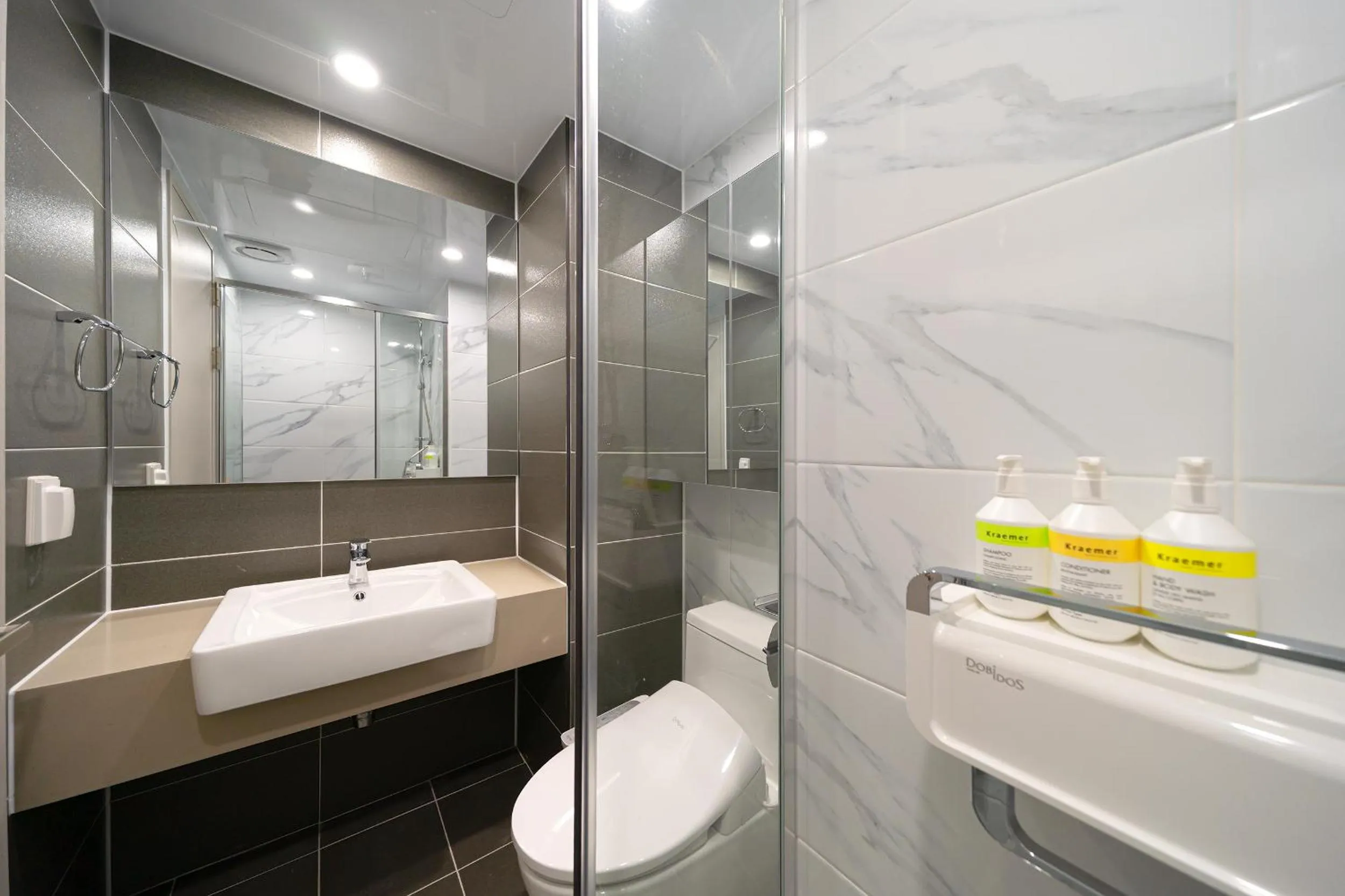 Toilet in DIAMER Hotel Sokcho by AankStay