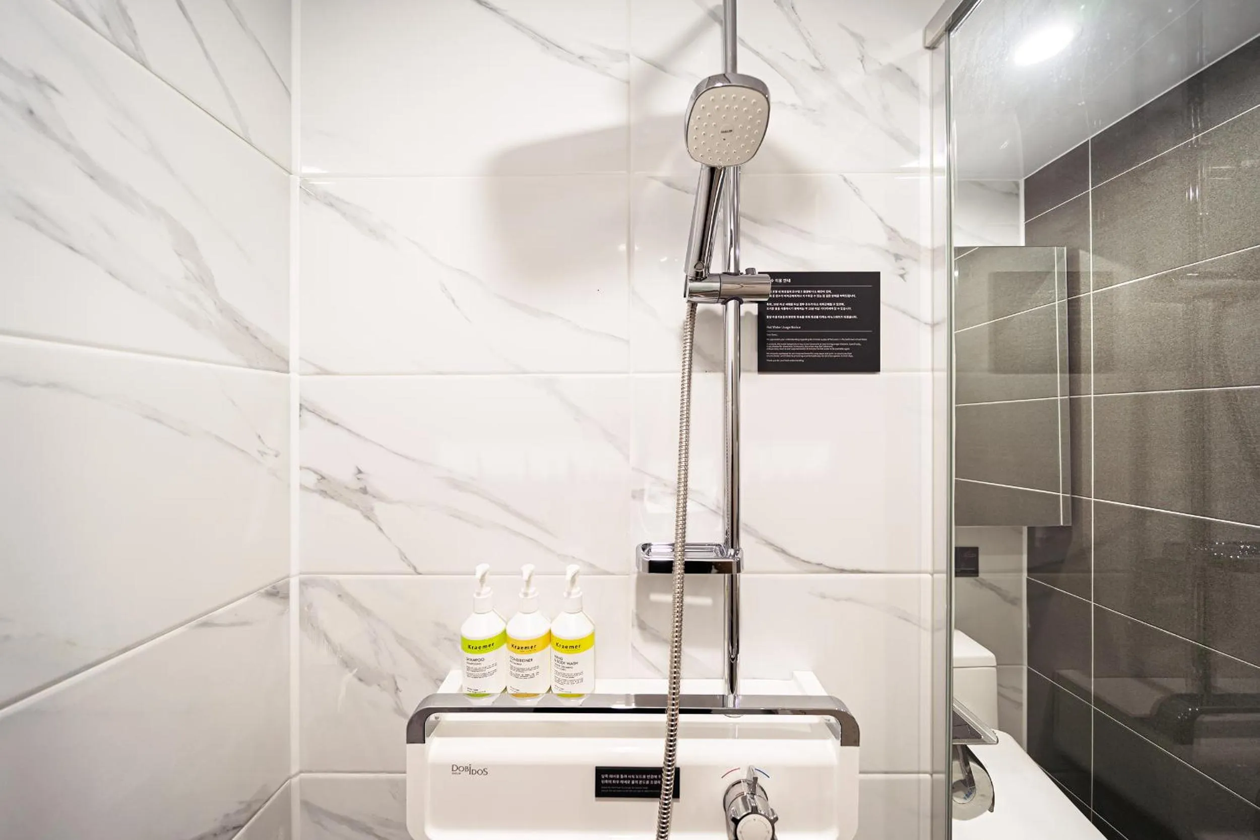 Shower in DIAMER Hotel Sokcho by AankStay