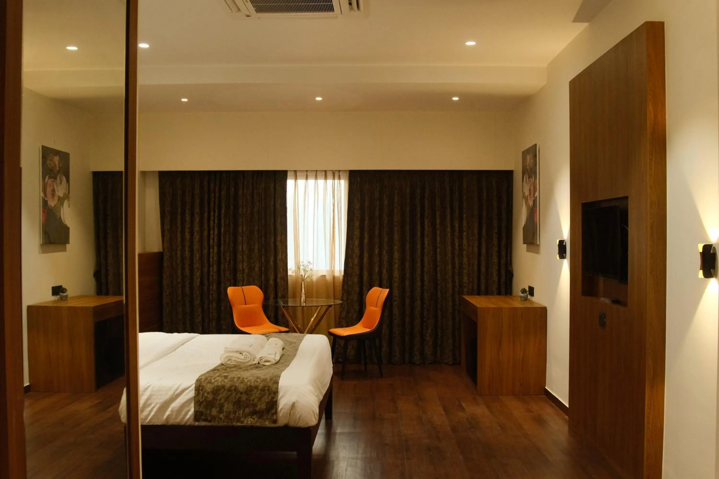 Bedroom, Bed in Sunstone Suites
