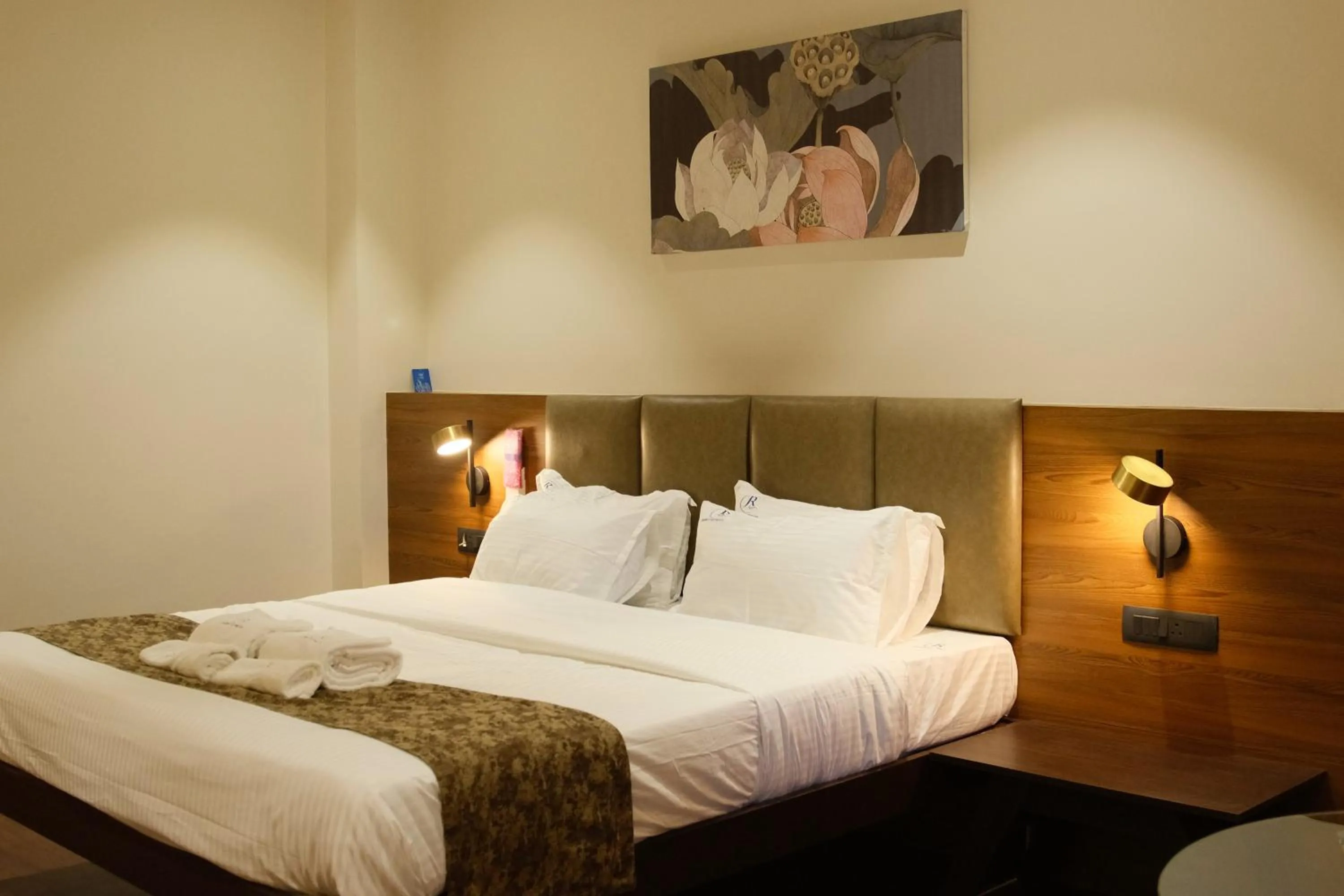Photo of the whole room, Bed in Sunstone Suites