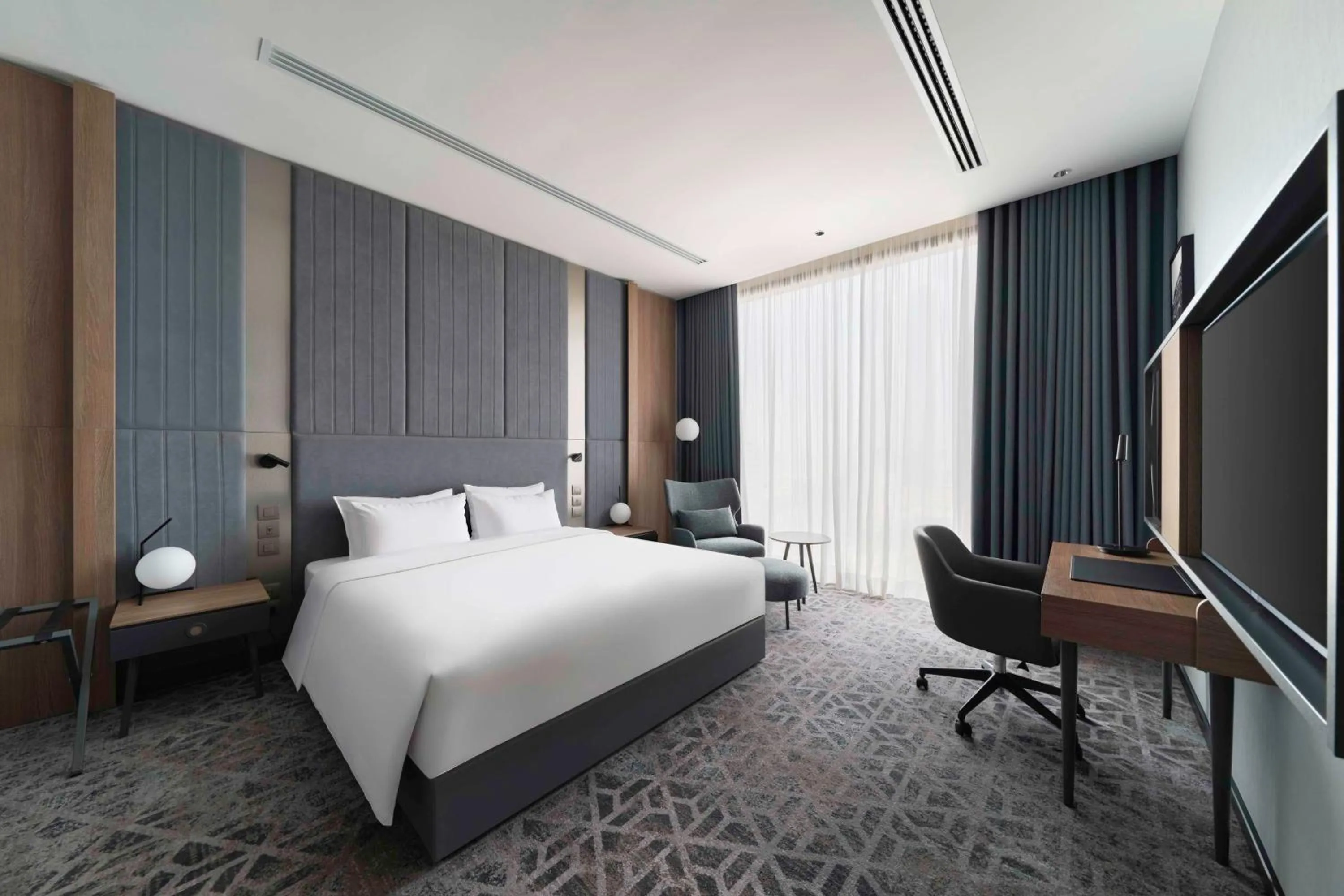 Bedroom, Bed in Radisson Blu Hotel, Riyadh Al Sahafa