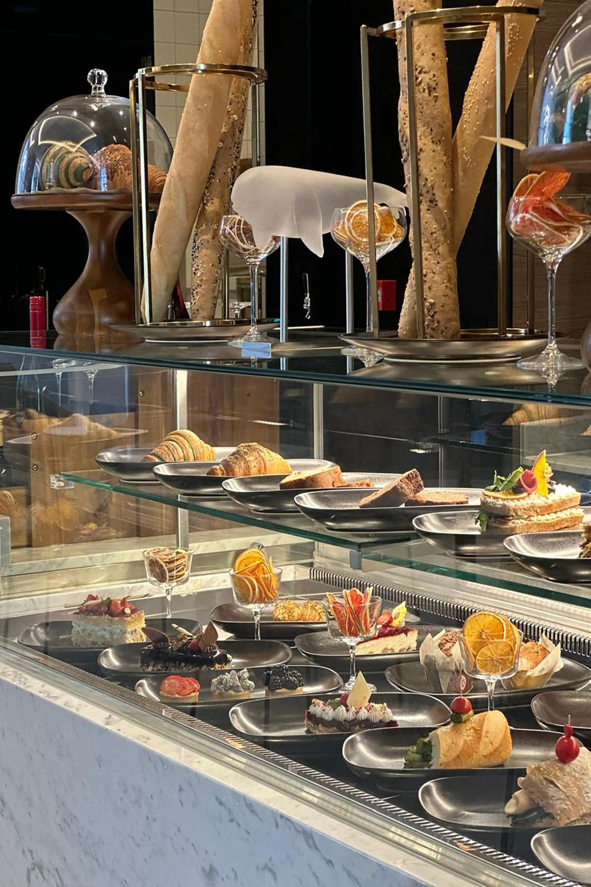 Lounge or bar in Radisson Blu Hotel, Riyadh Al Sahafa