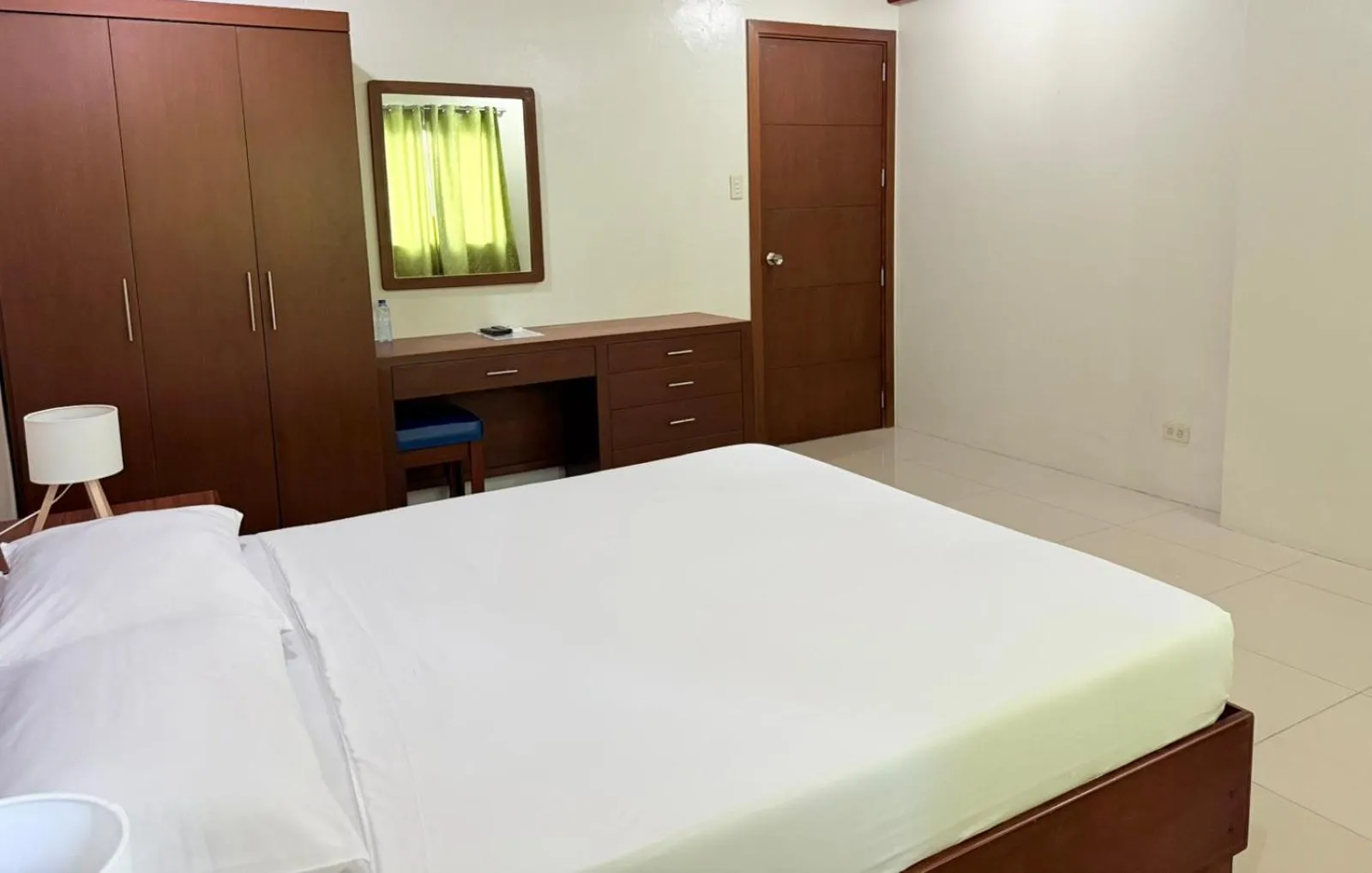 wardrobe, Bed in Joyce Apartelle San Juan