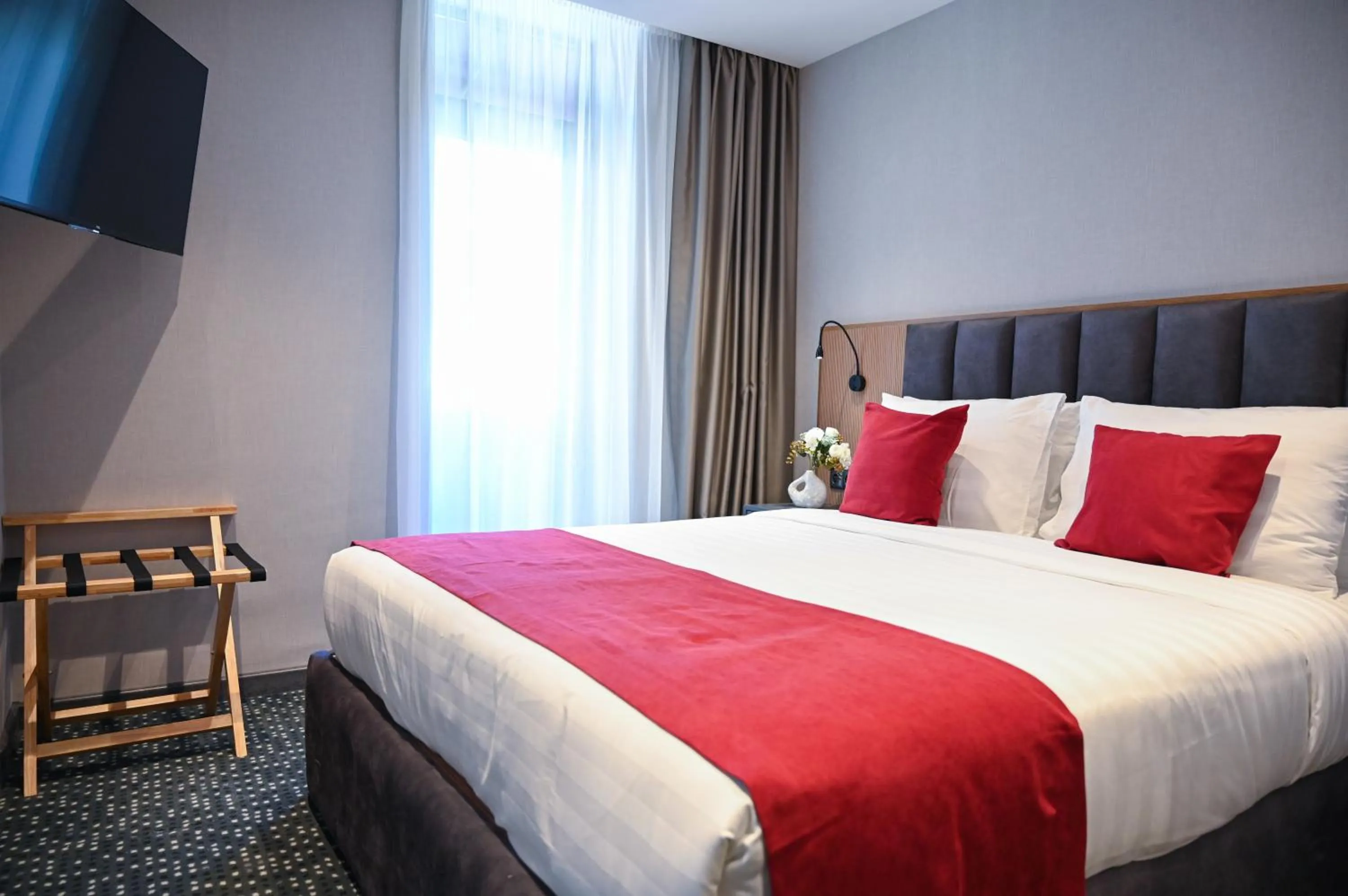 Bedroom, Bed in Landmark Hotel