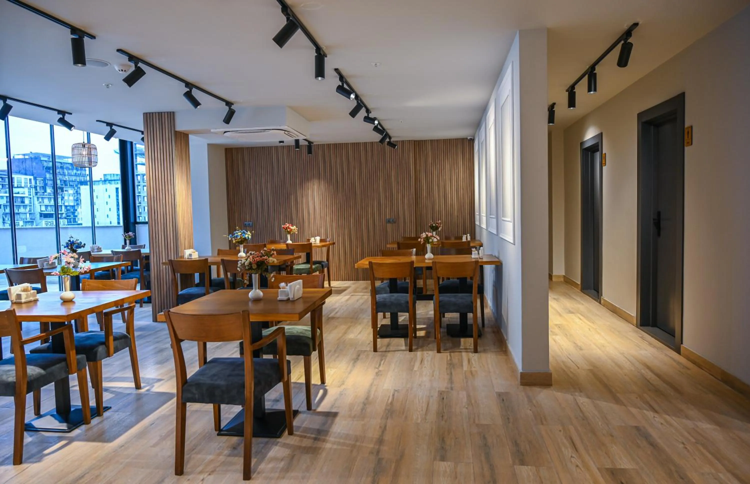 Restaurant/places to eat in Landmark Hotel