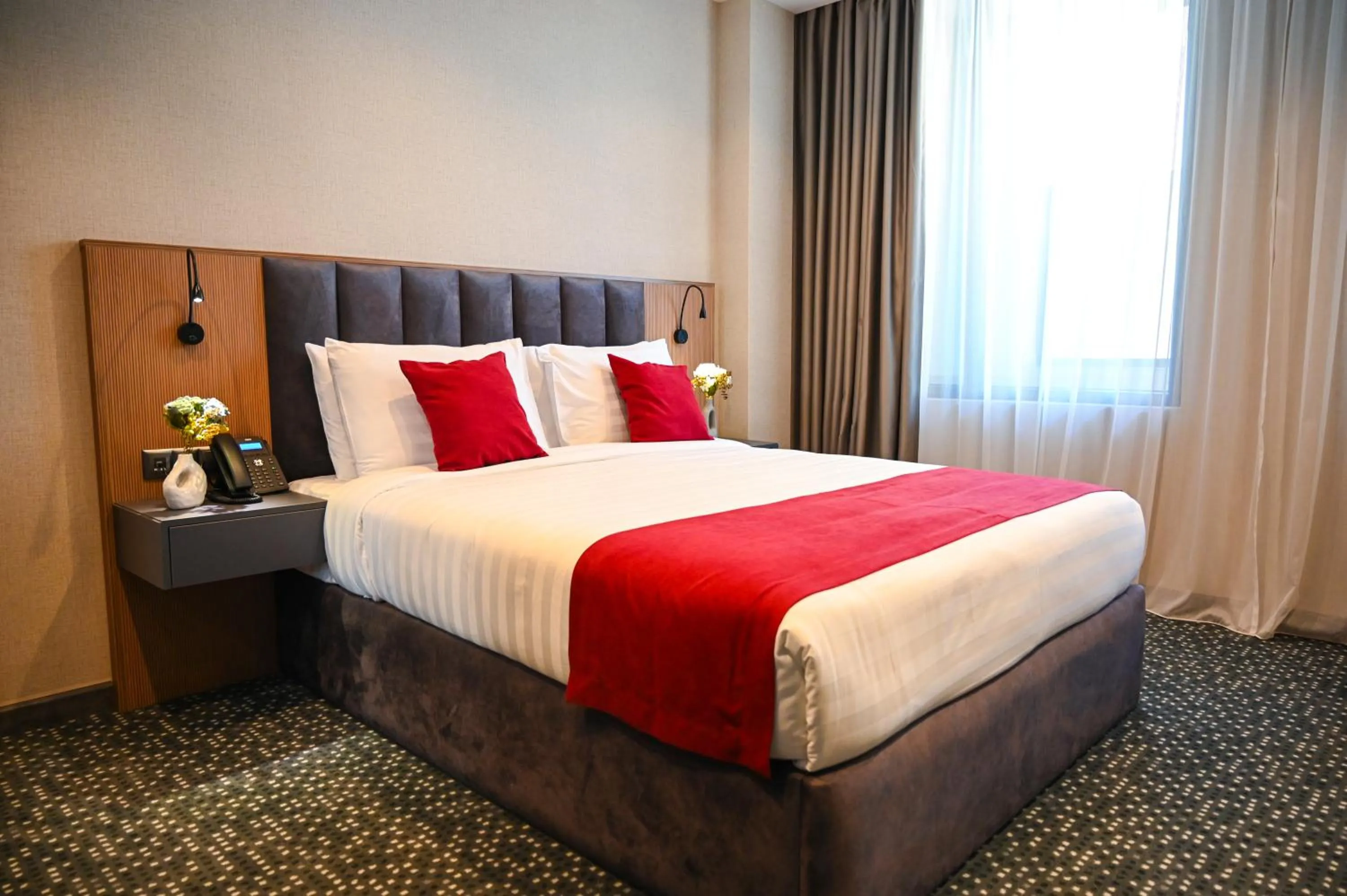 Bedroom, Bed in Landmark Hotel