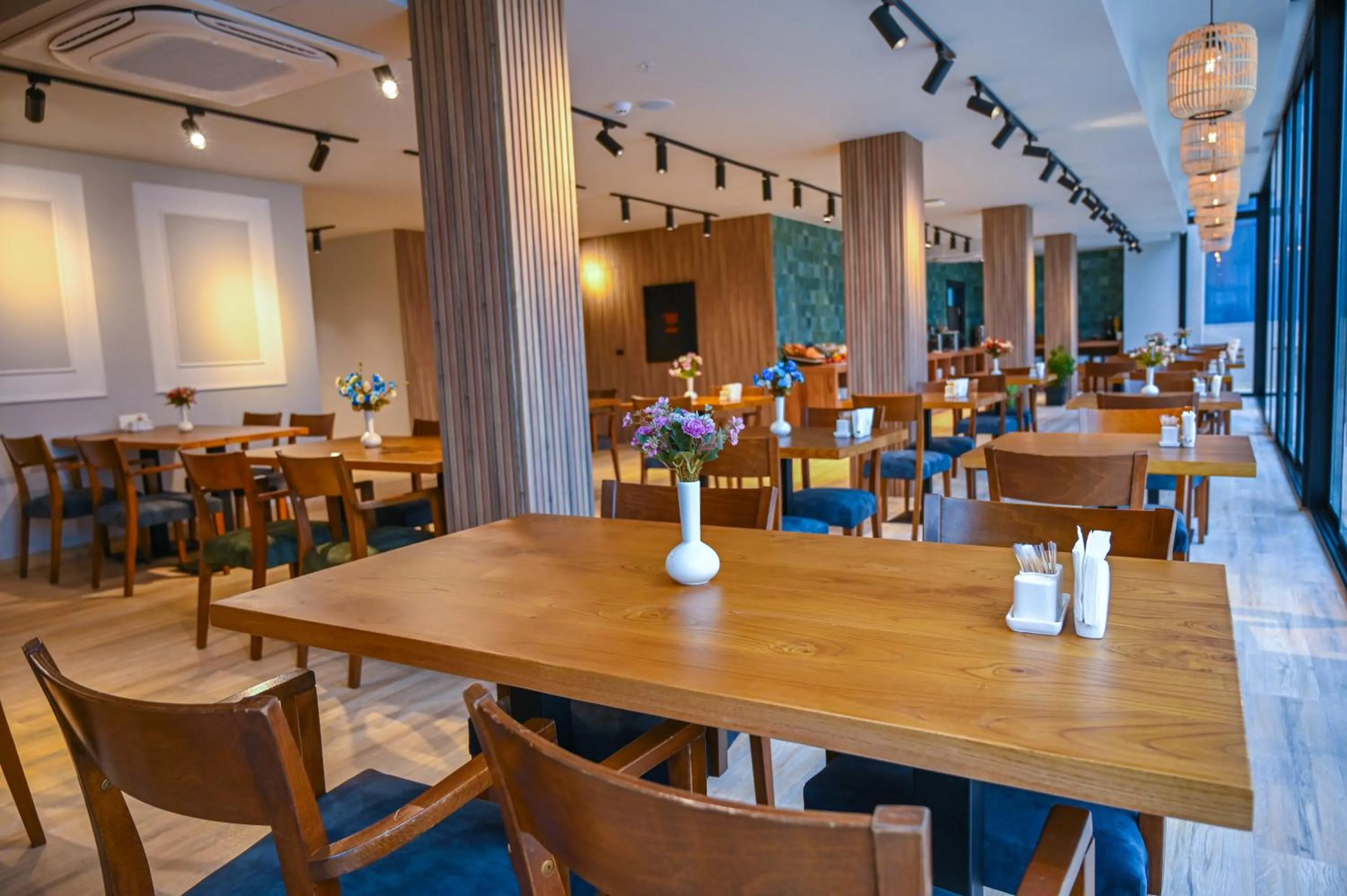 Restaurant/places to eat in Landmark Hotel