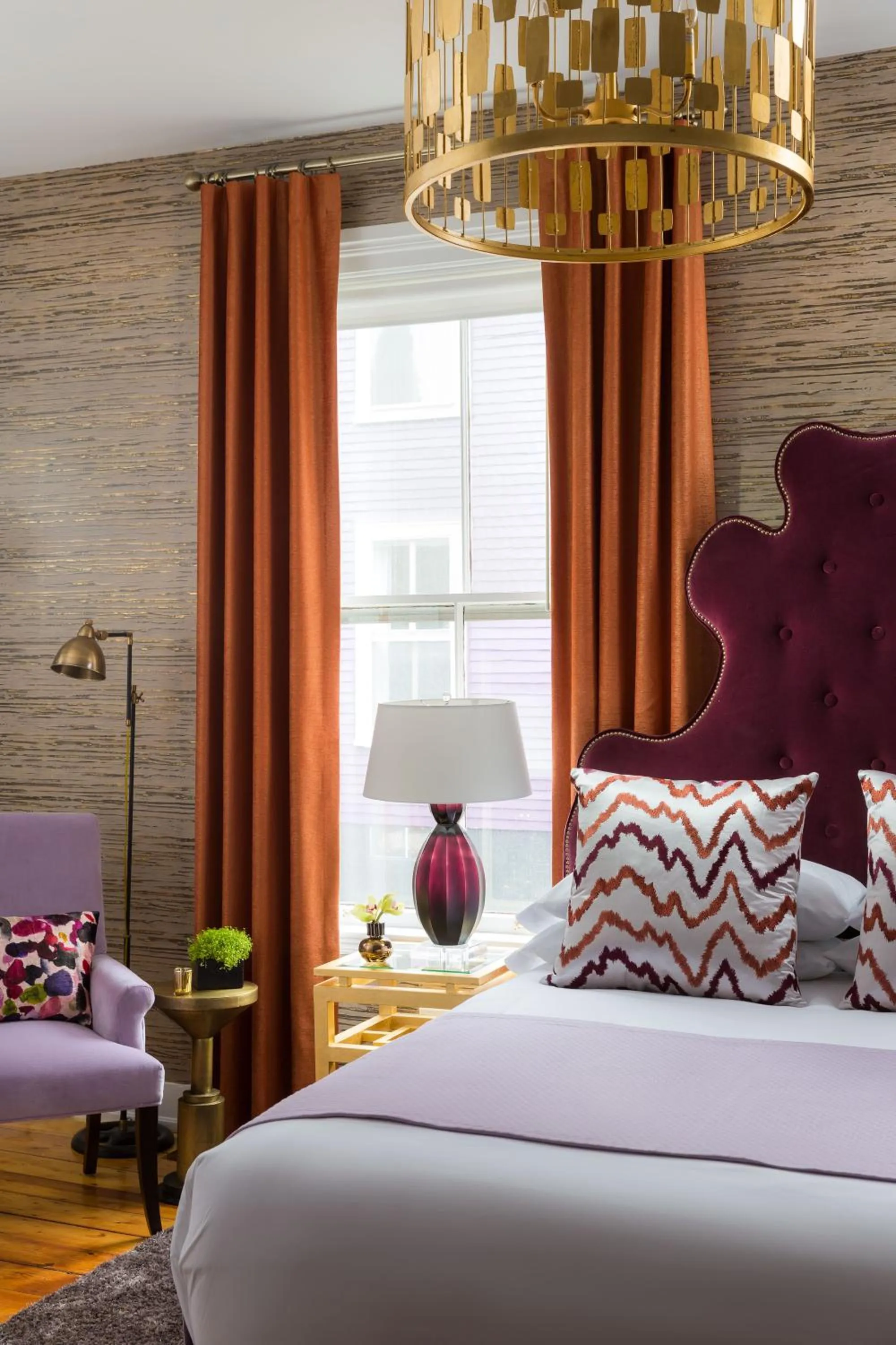 Photo of the whole room, Bed in Gilded