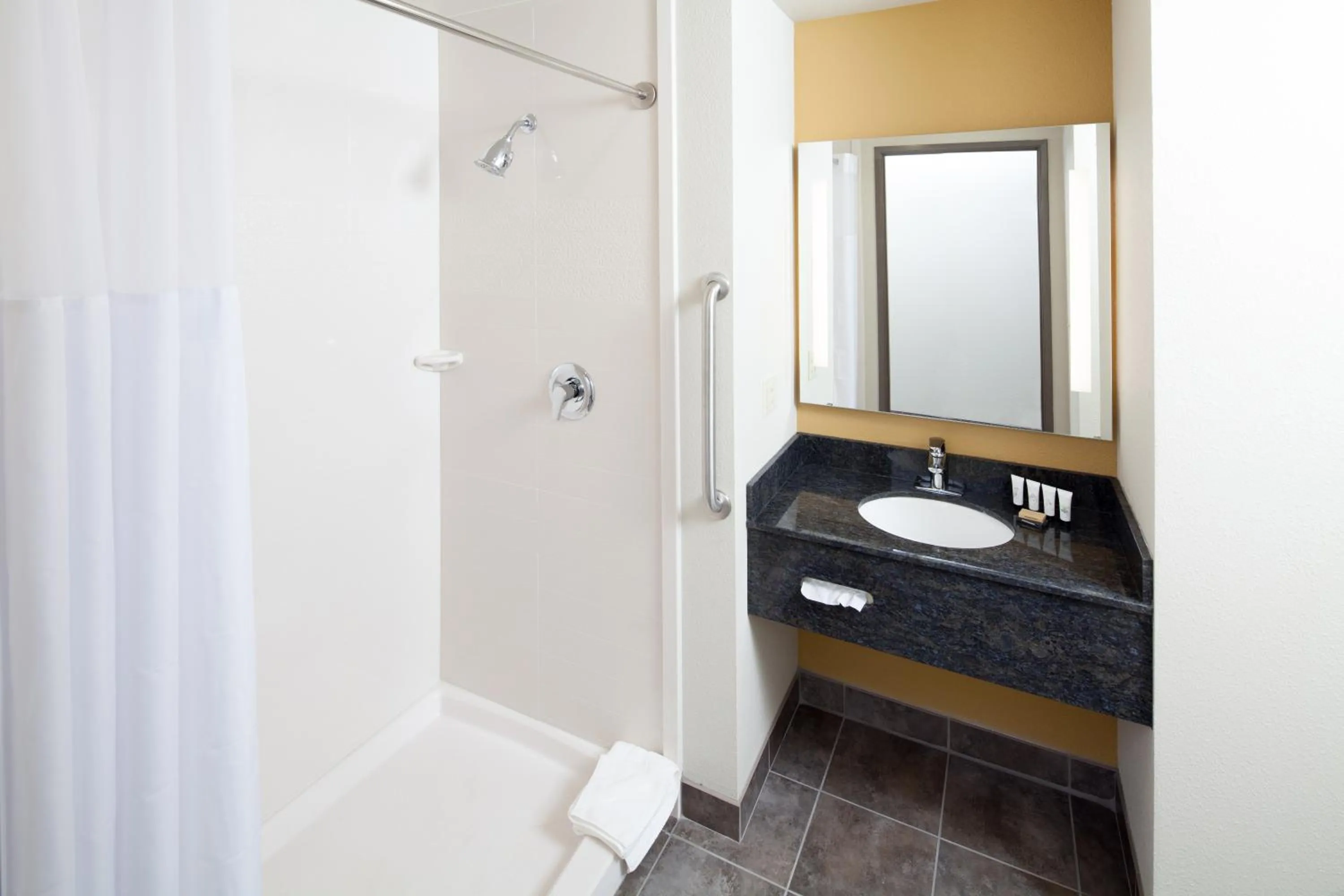 Bathroom in Red Lion Ridgewater Inn & Suites Polson