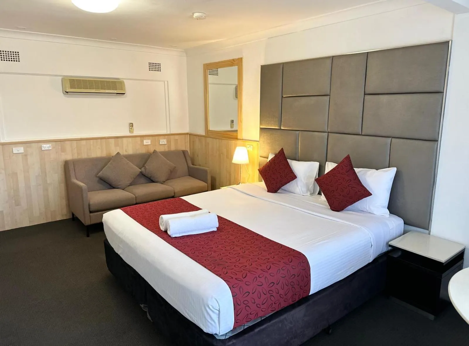 Bed in Countryman Motor Inn Cowra