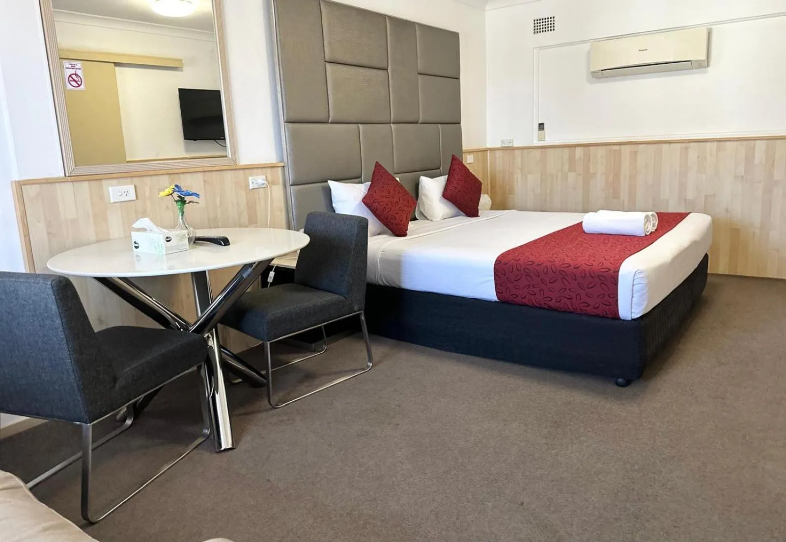 Bed in Countryman Motor Inn Cowra