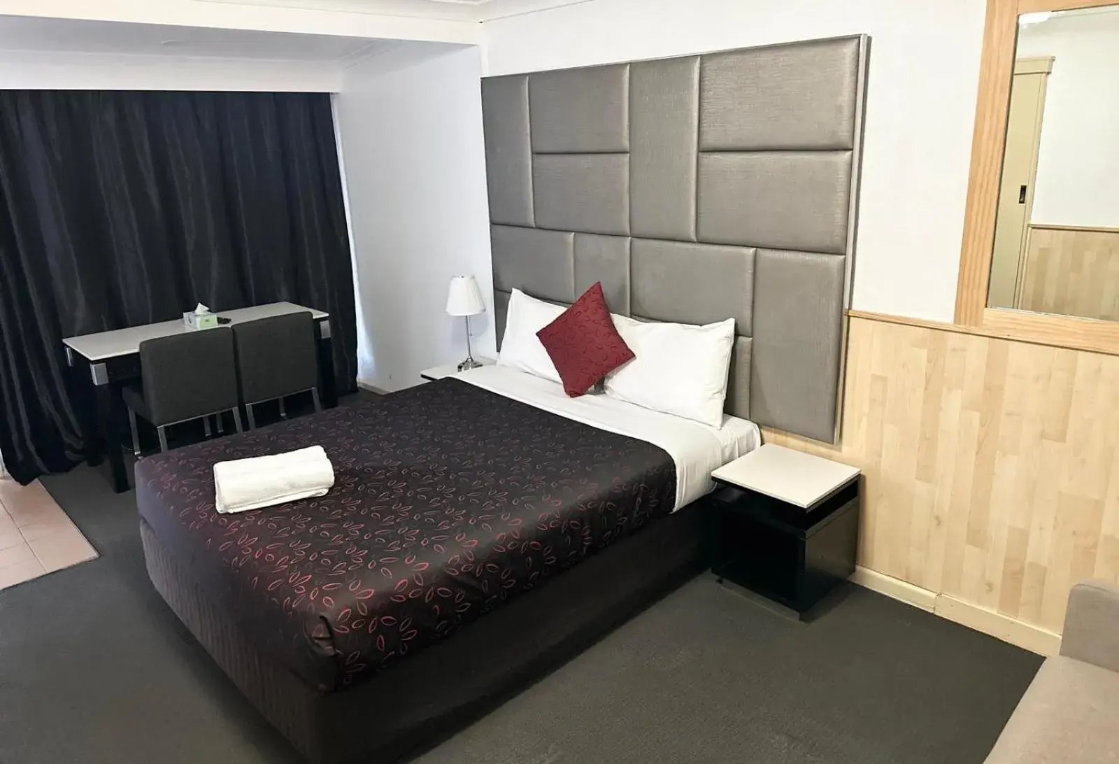 Deluxe Queen Room in Countryman Motor Inn Cowra Deluxe Queen Room in Countryman Motor Inn Cowra