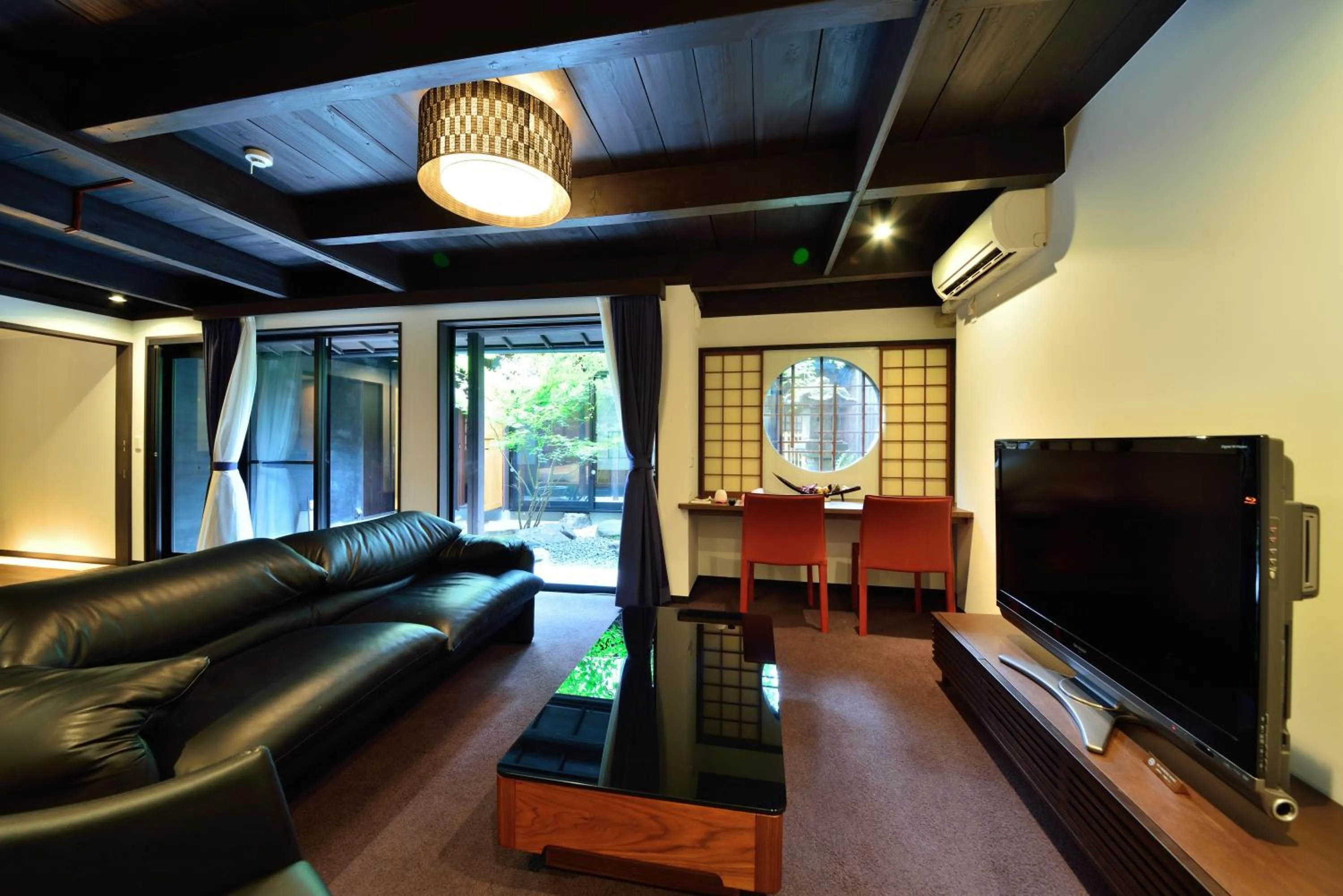 Communal lounge/ TV room in Takeya Kitano Honkan