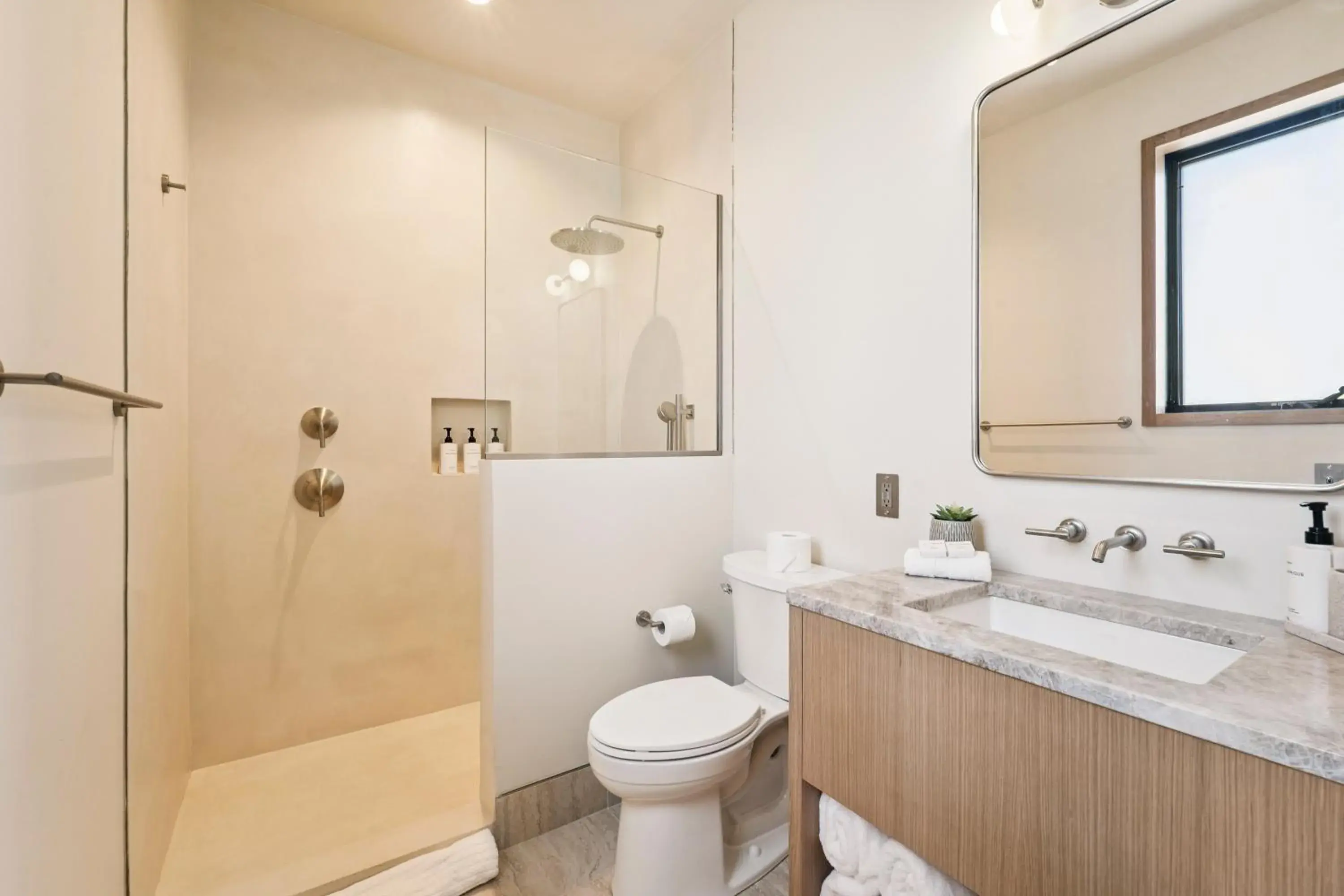 Deluxe Suite with Sea View in Offshore Montauk Deluxe Suite with Sea View in Offshore Montauk