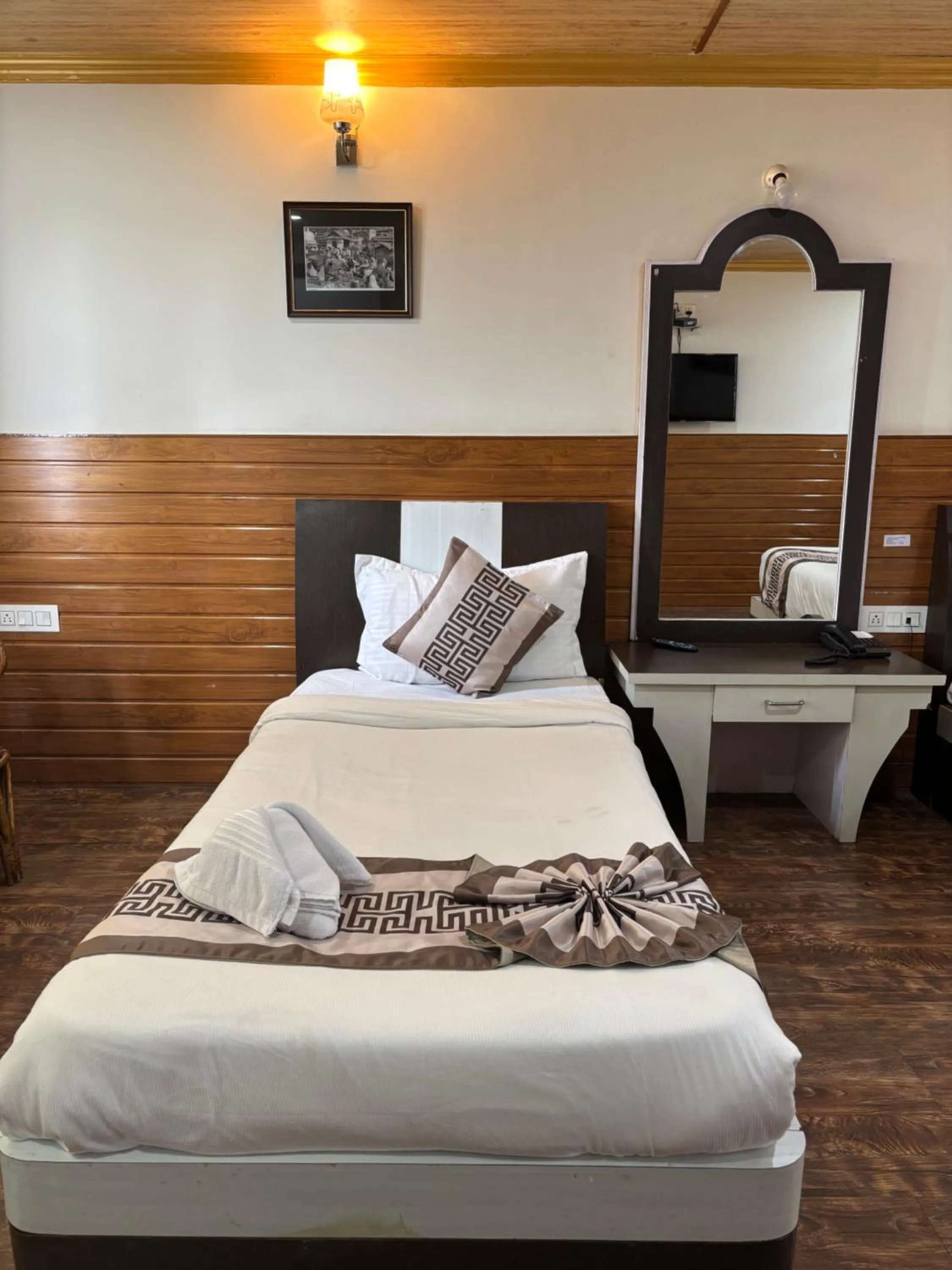 Bed in Hotel KASTURI PALACE & RESTAURANT DARJEELING