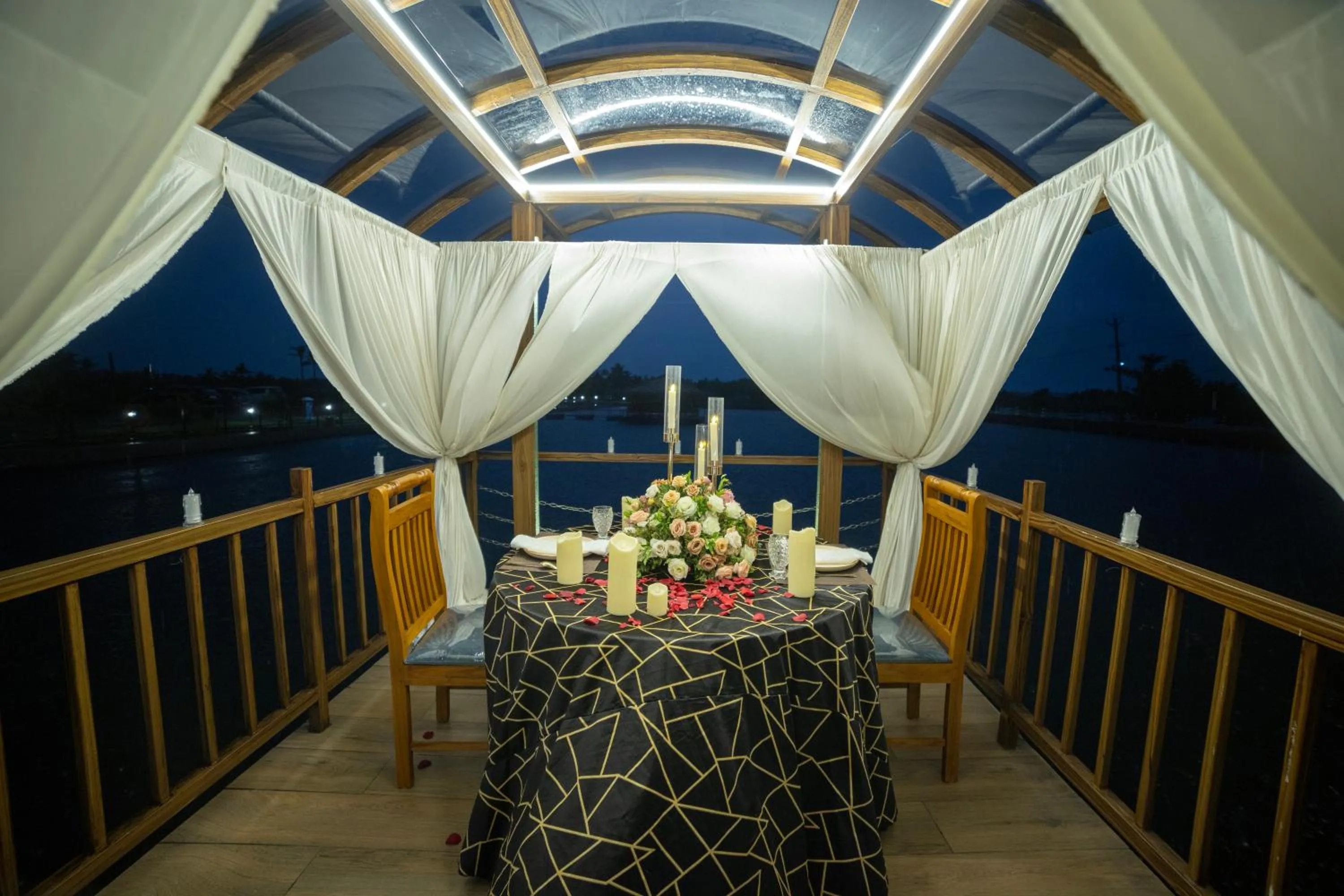 Restaurant/places to eat in S Cross Munroe Island Resort