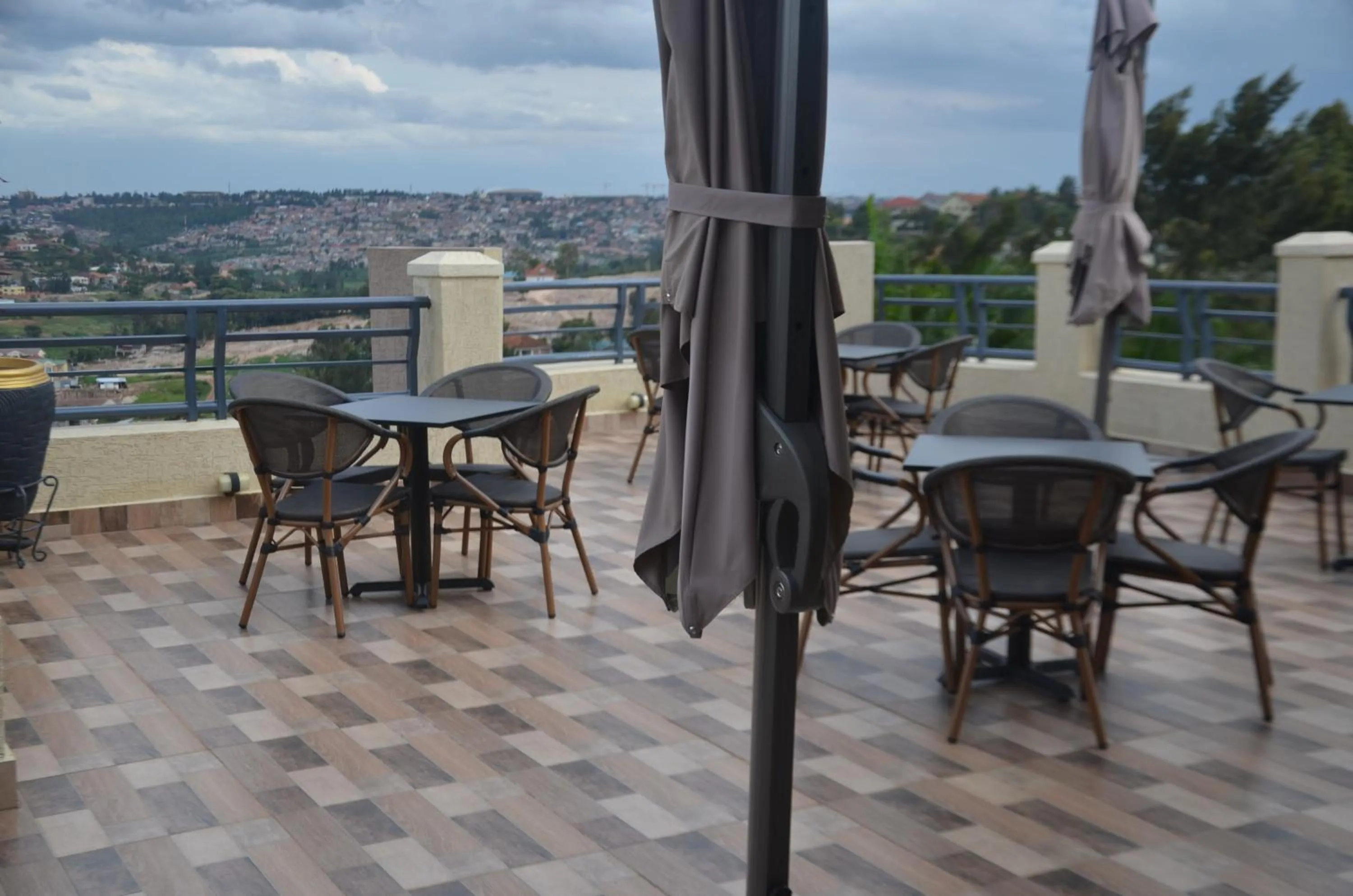 Restaurant/places to eat in Victory Villa Apartment hotel