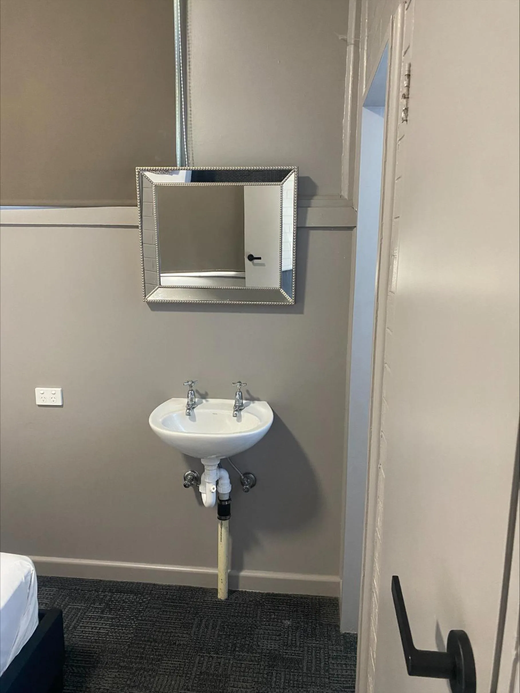 Bathroom in Rod 'N' Reel Hotel Motel Woodburn