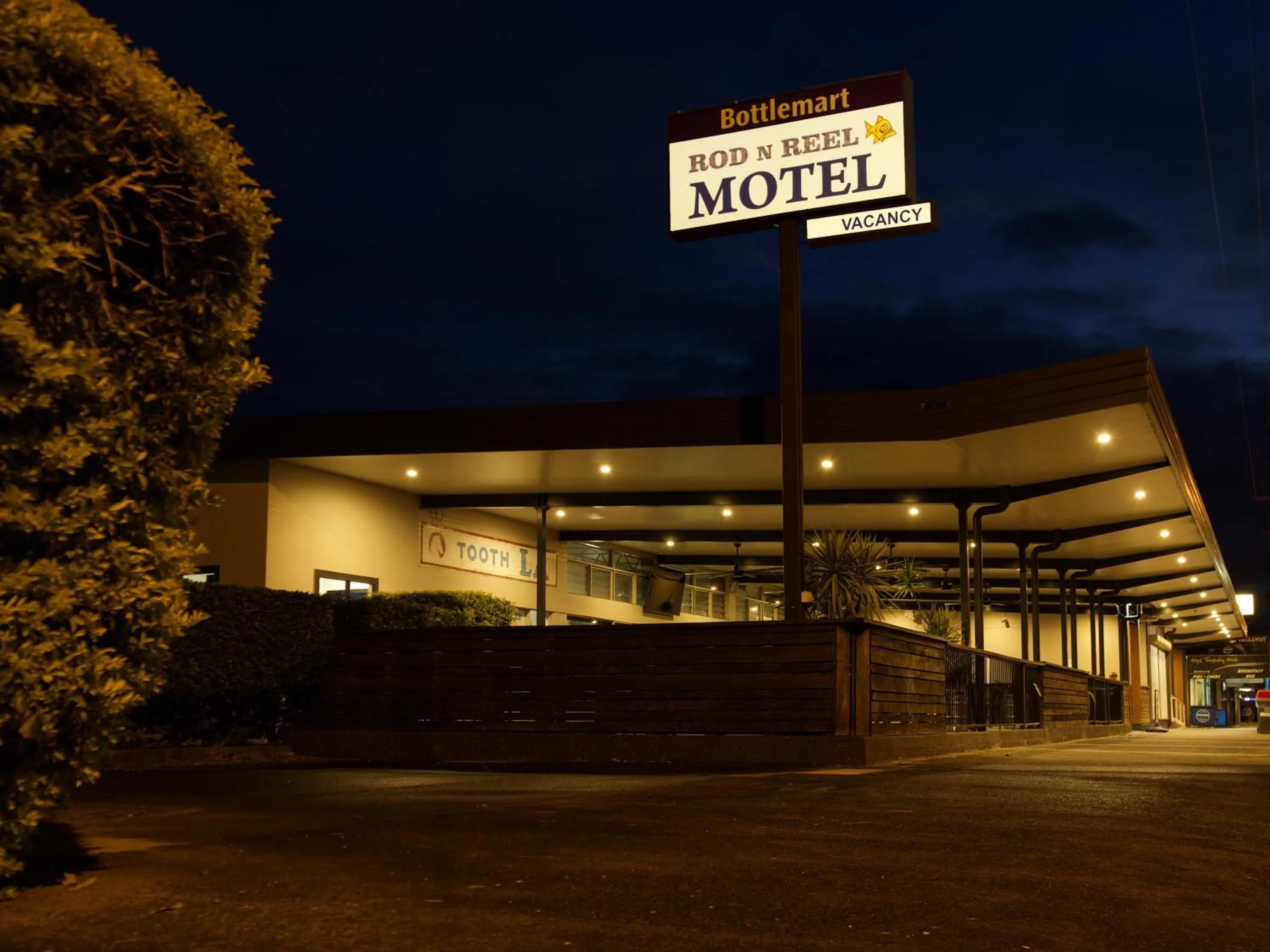 Night in Rod 'N' Reel Hotel Motel Woodburn