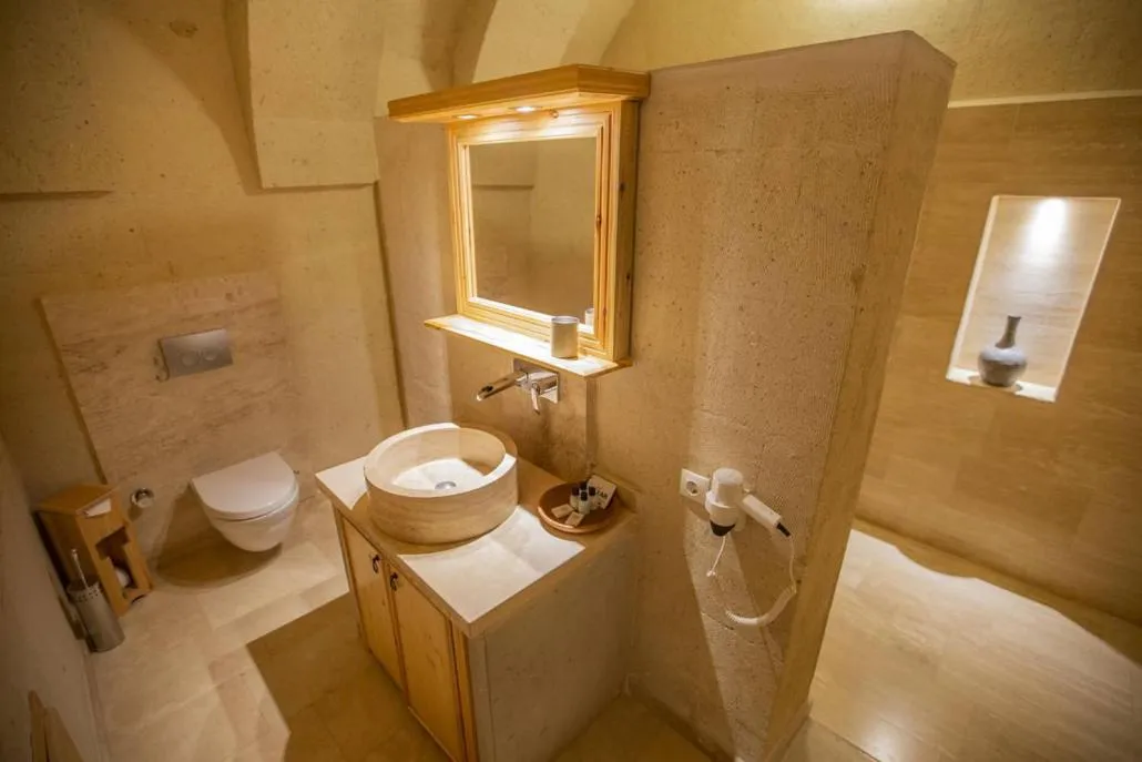 Shower in Kistar Cave Hotel