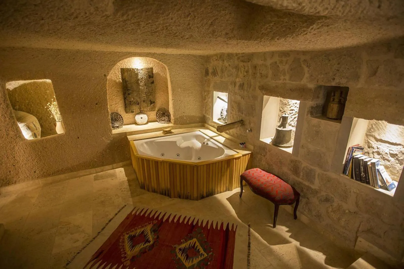 Hot Tub in Kistar Cave Hotel