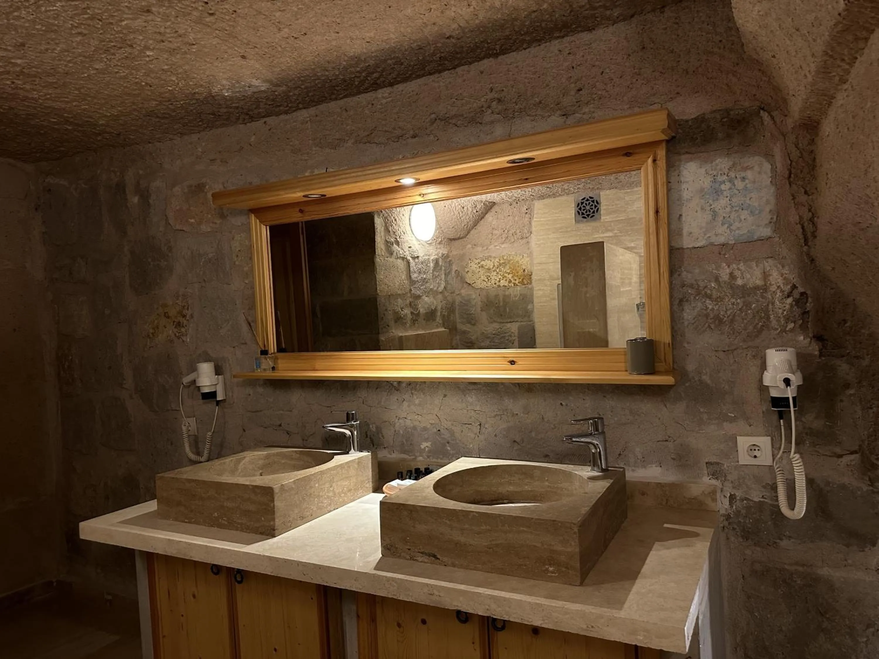 Shower in Kistar Cave Hotel