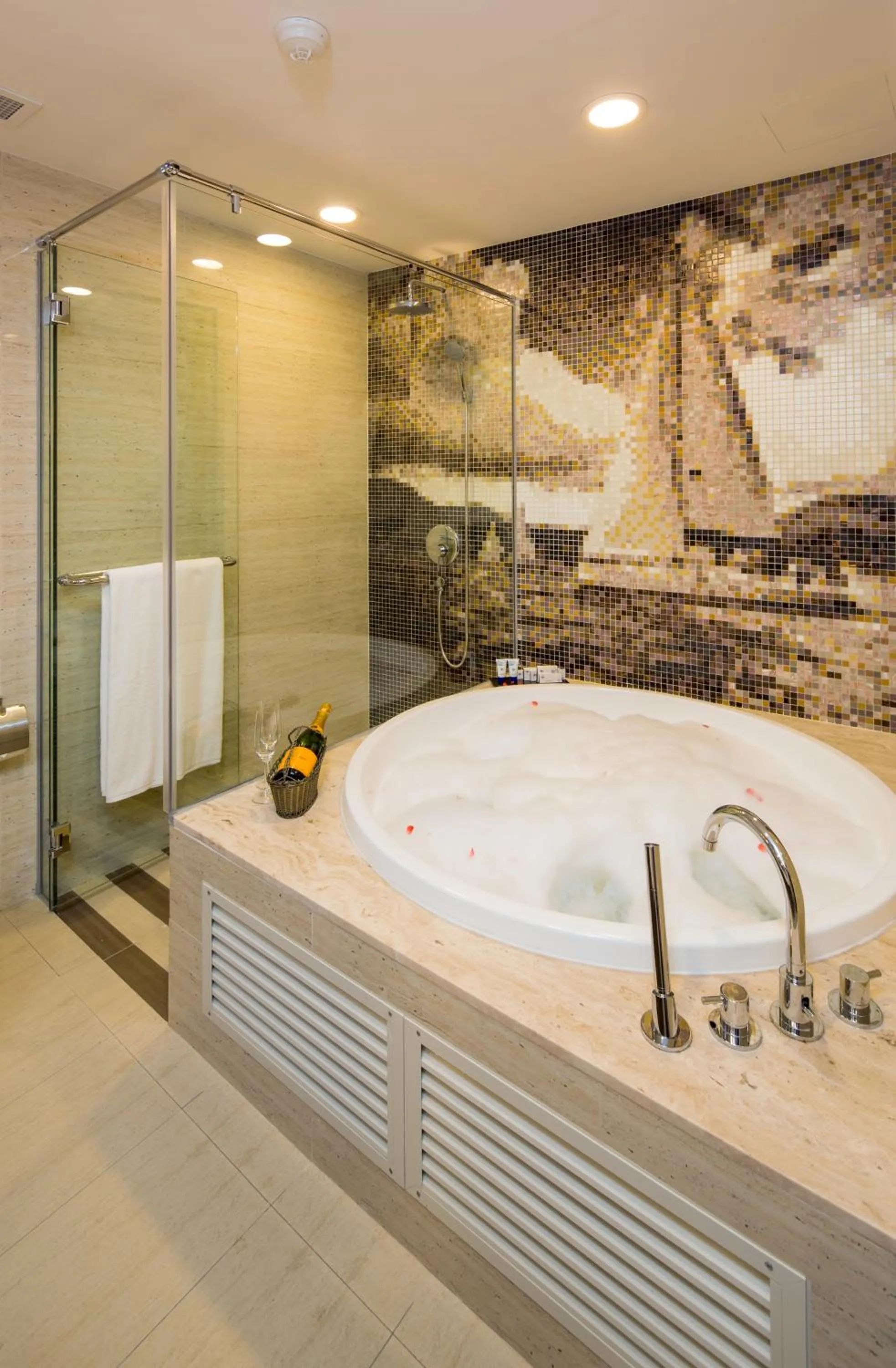 Bath in Republic of Singapore Yacht Club