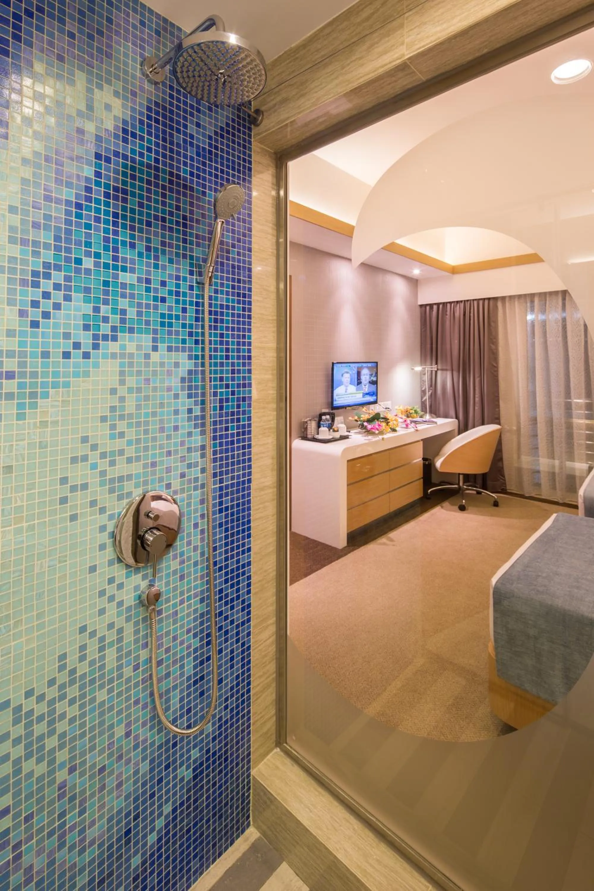 Shower, Bed in Republic of Singapore Yacht Club