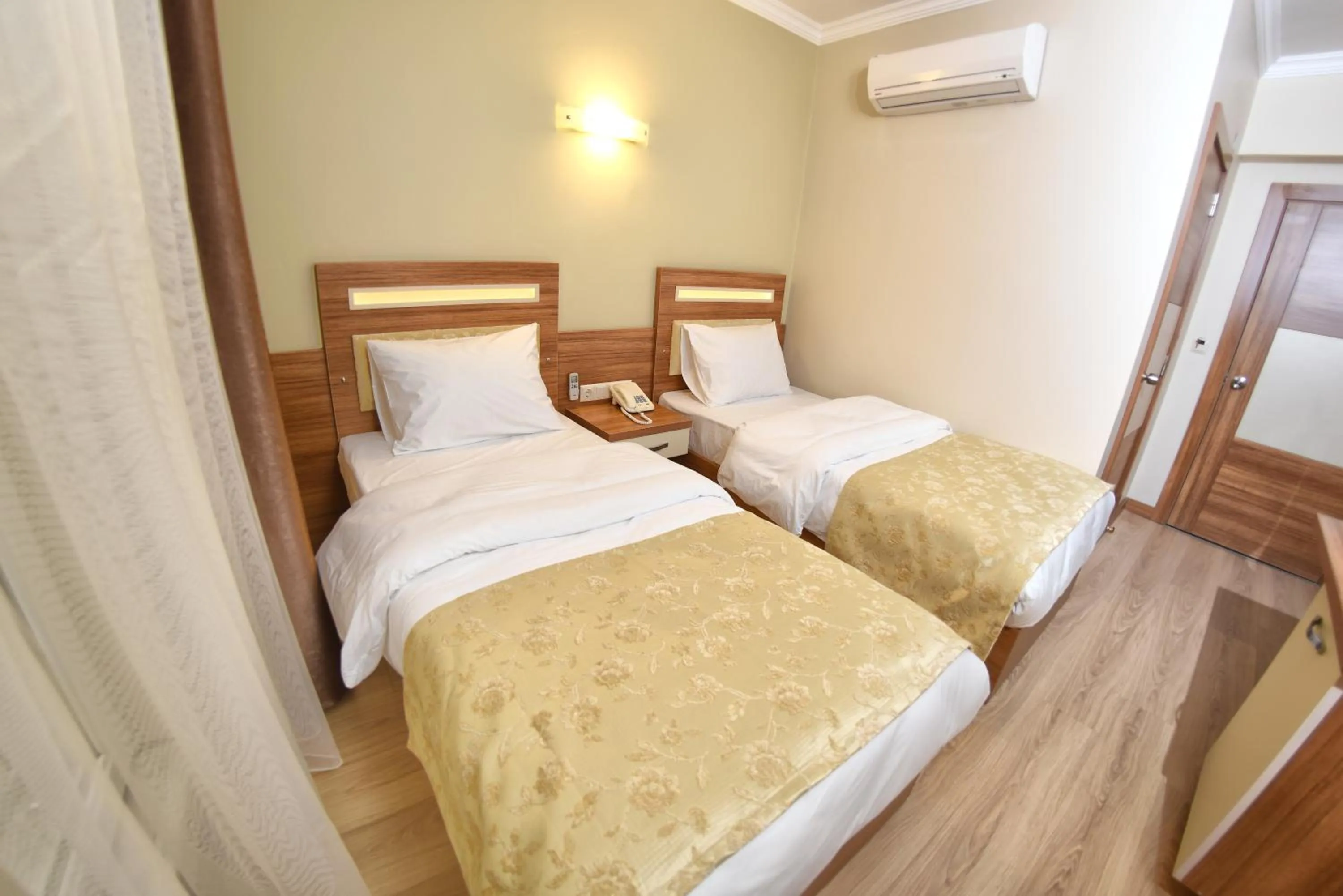 Photo of the whole room, Bed in Sonerbey Otel