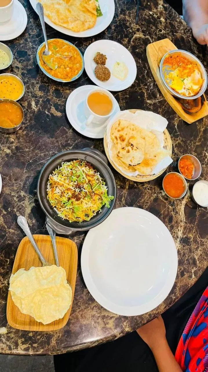 Restaurant/places to eat in AB Inn Hotel