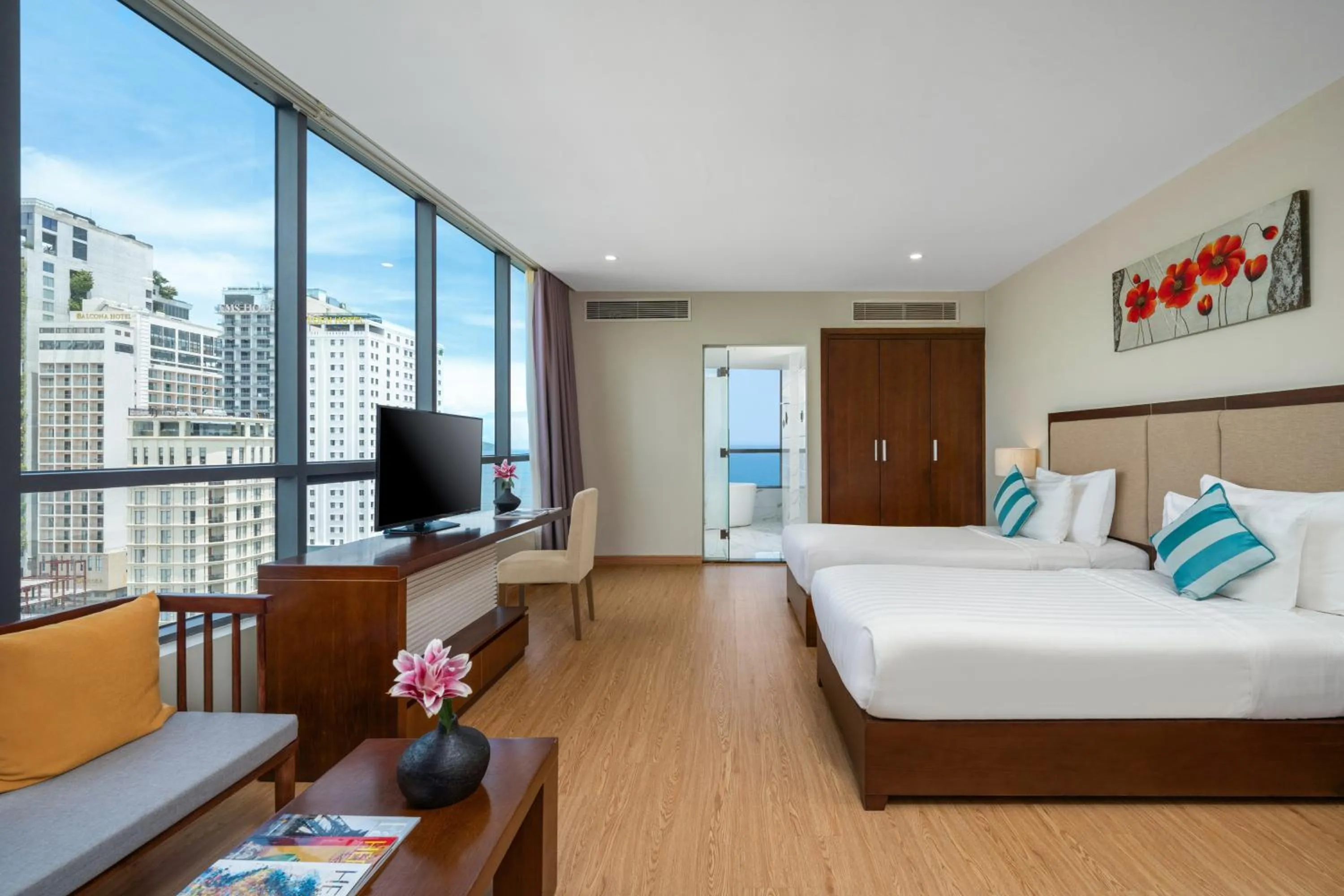 Communal lounge/ TV room, Bed in Avatar Danang Hotel