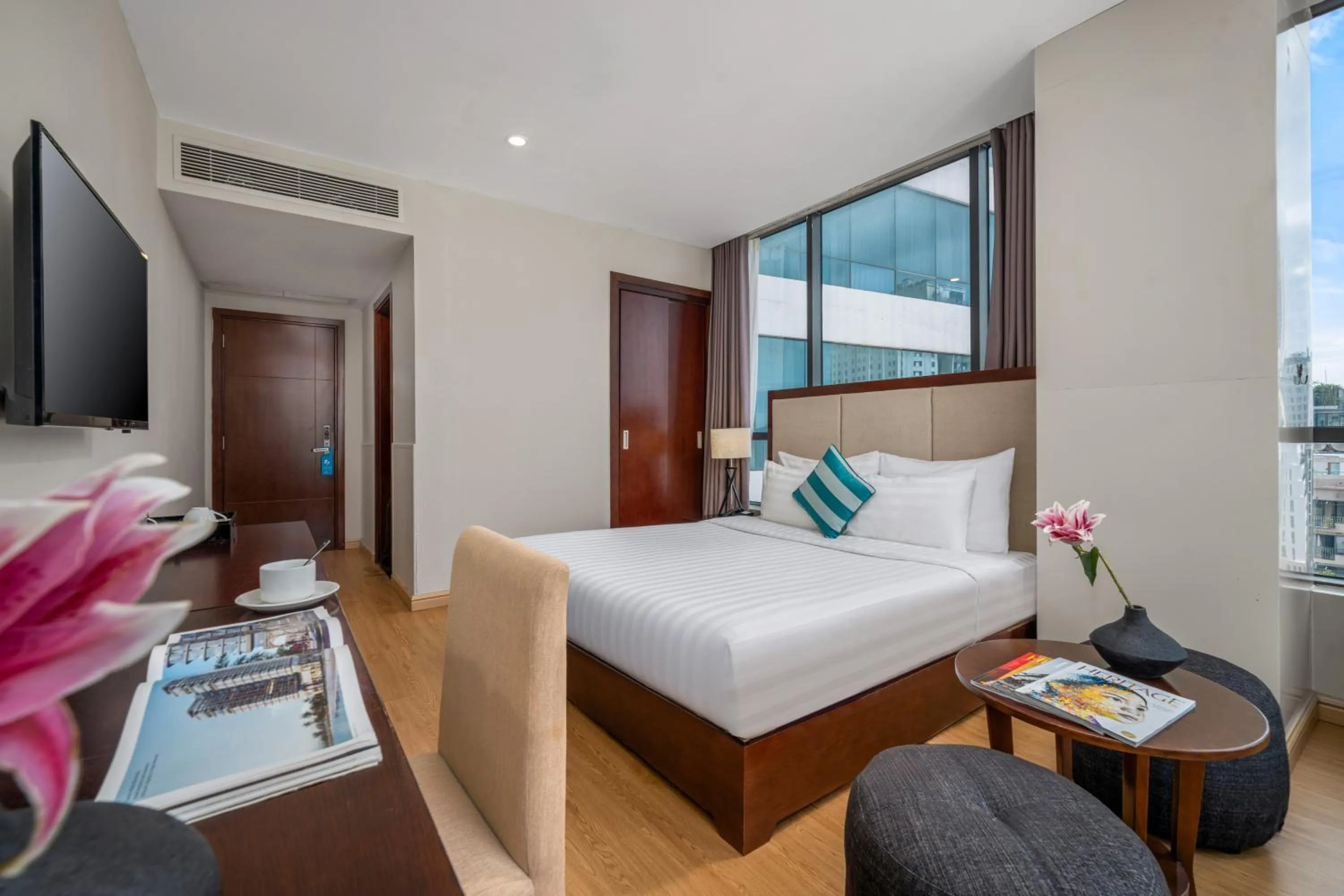 Communal lounge/ TV room, Bed in Avatar Danang Hotel