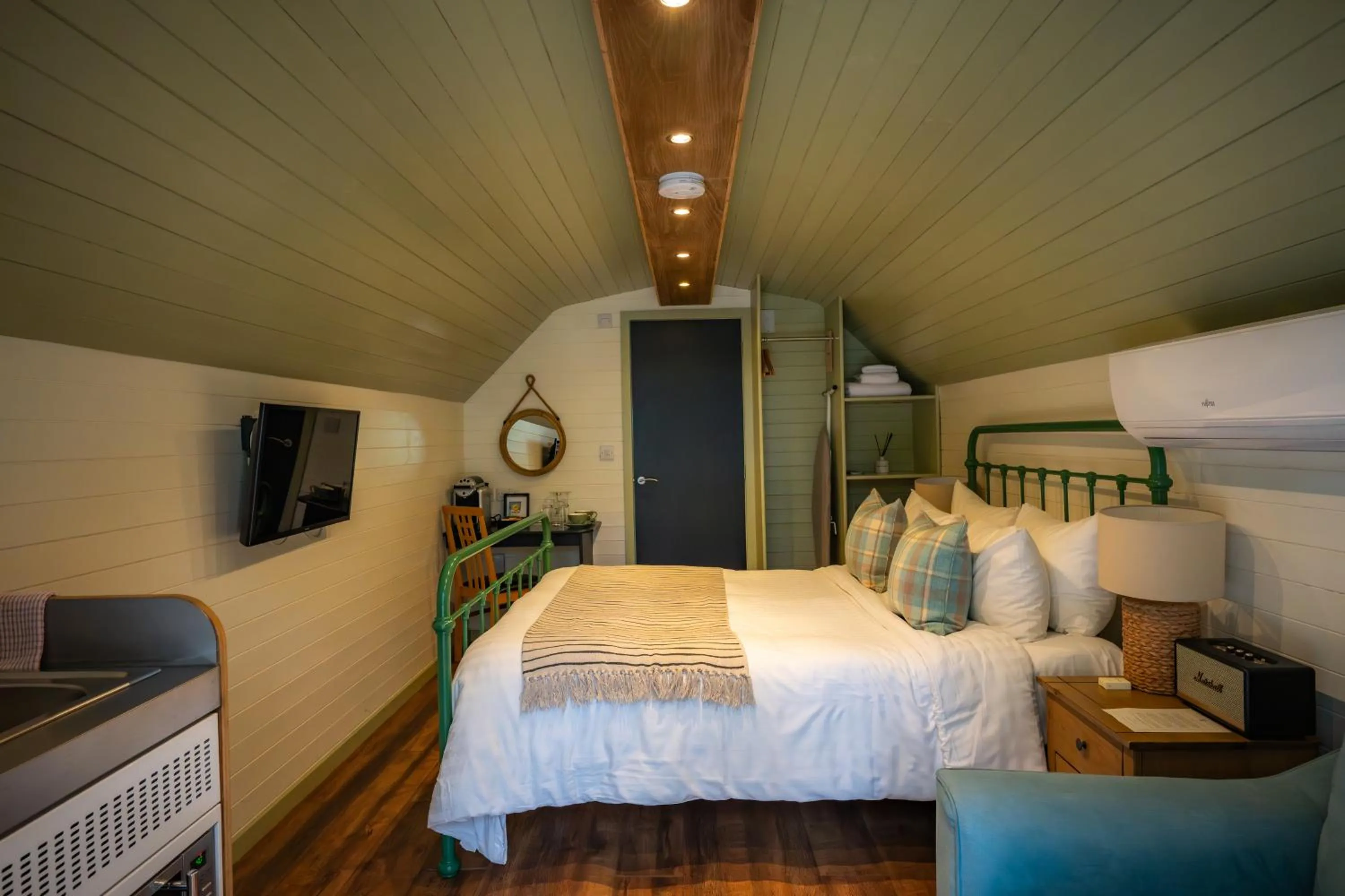 Bedroom, Bed in Tewinbury Farm Hotel