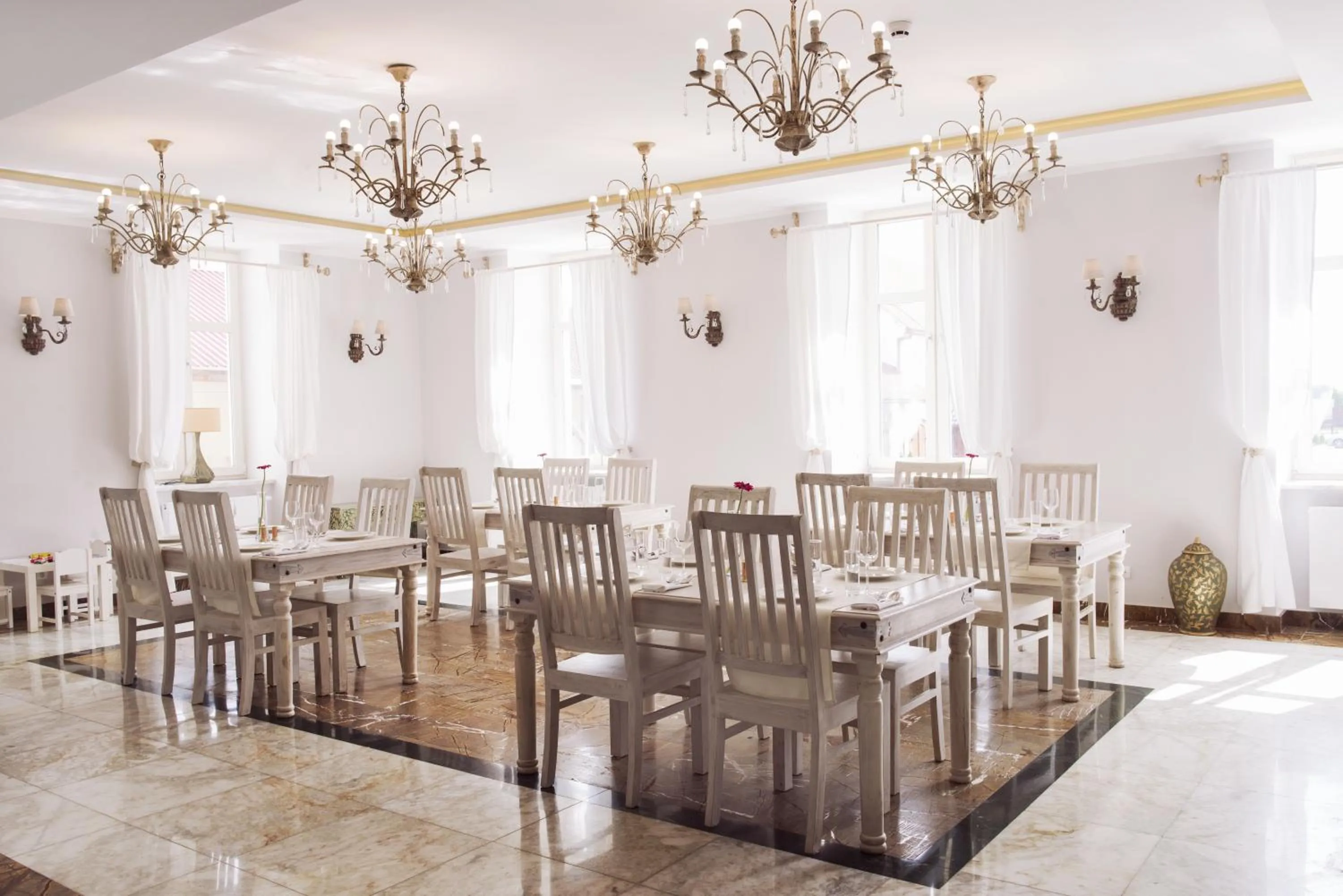 Restaurant/places to eat in Orient Palace