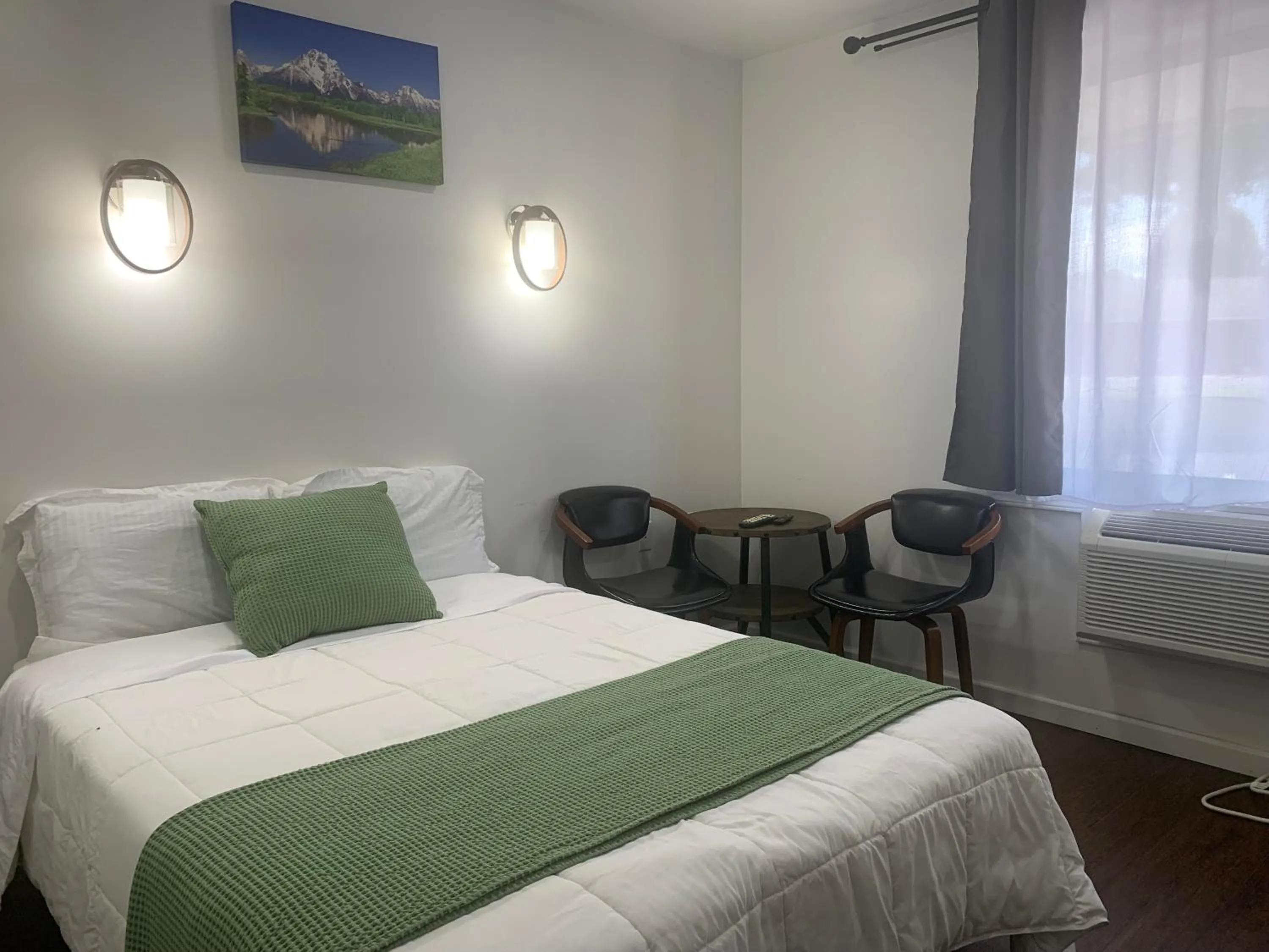 Large Single Room in Gatehouse Motel