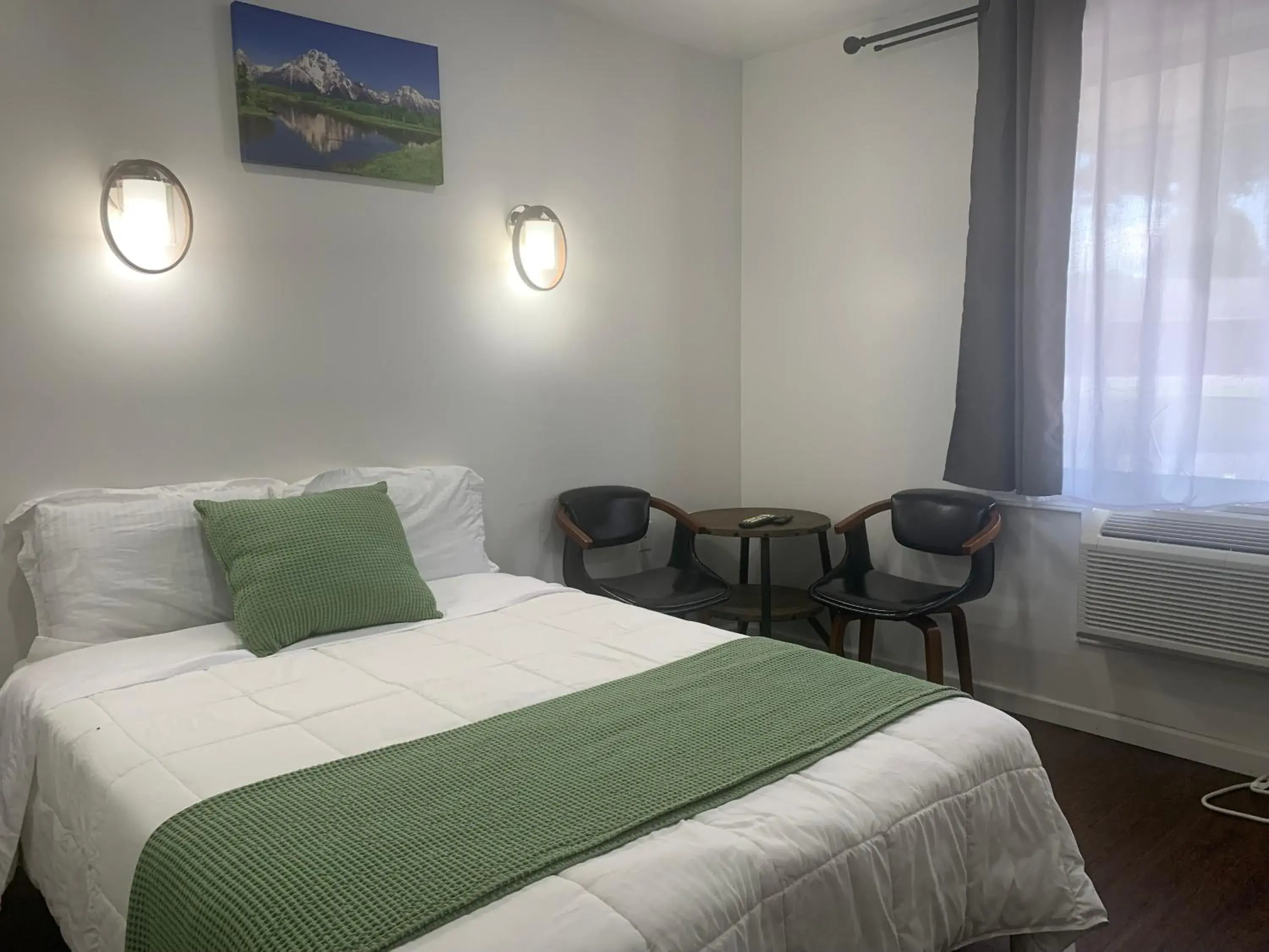 Large Single Room in Gatehouse Motel Large Single Room in Gatehouse Motel