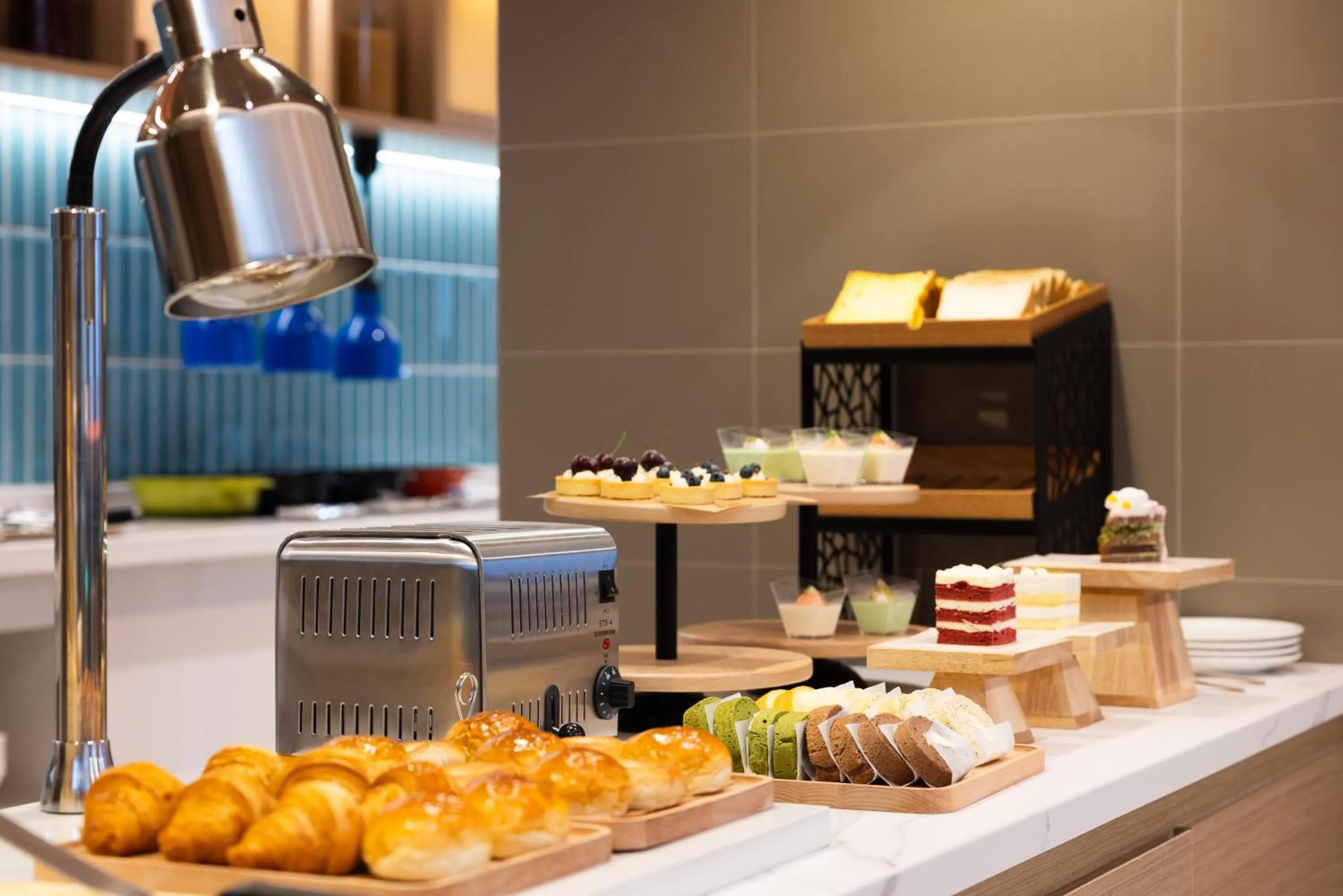 Restaurant/places to eat in Home2 Suite by Hilton Fuyang Taihe