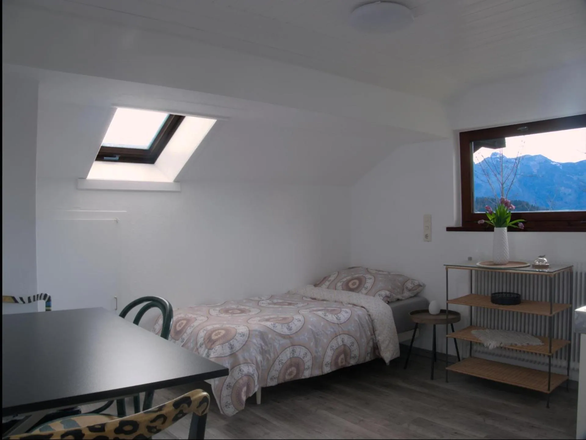 Bed in Apartment - Sleeps 3 - Balcony - Garden
