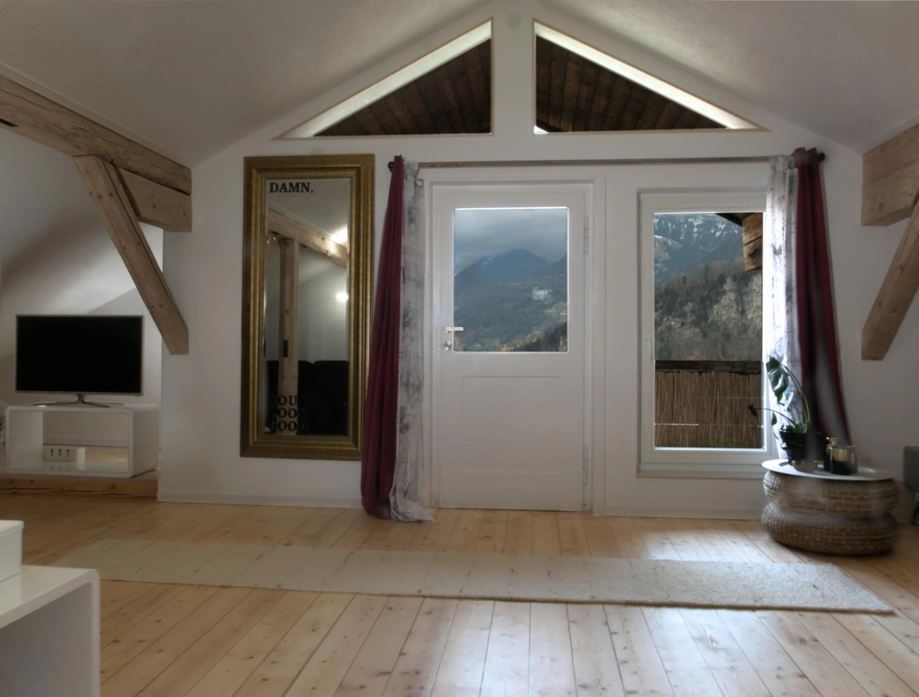 Communal lounge/ TV room in Apartment - Sleeps 3 - Balcony - Garden