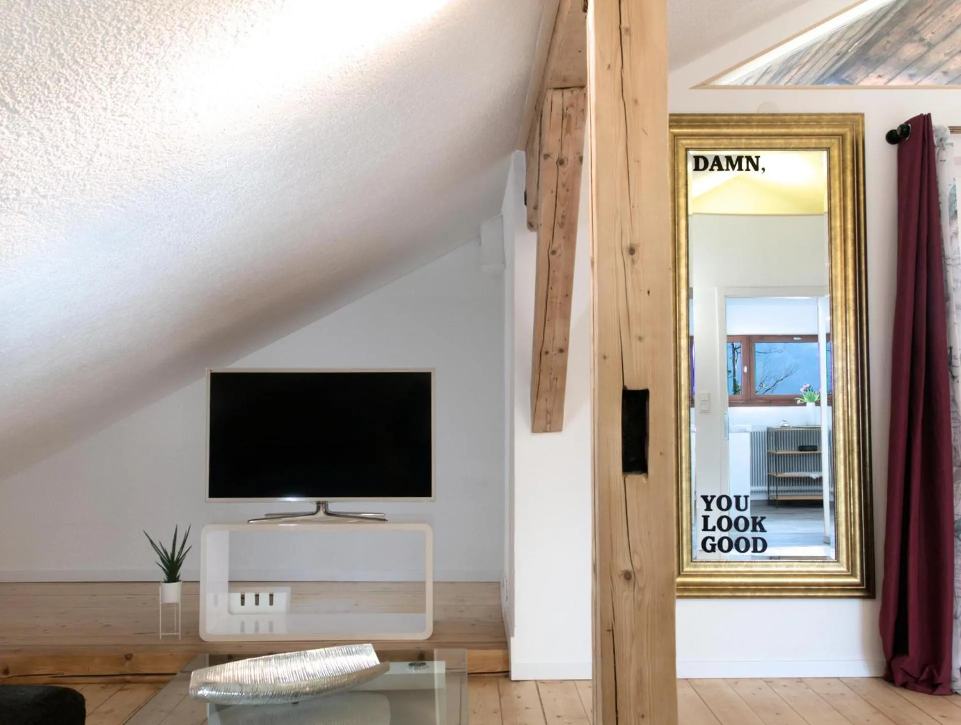 Communal lounge/ TV room in Apartment - Sleeps 3 - Balcony - Garden