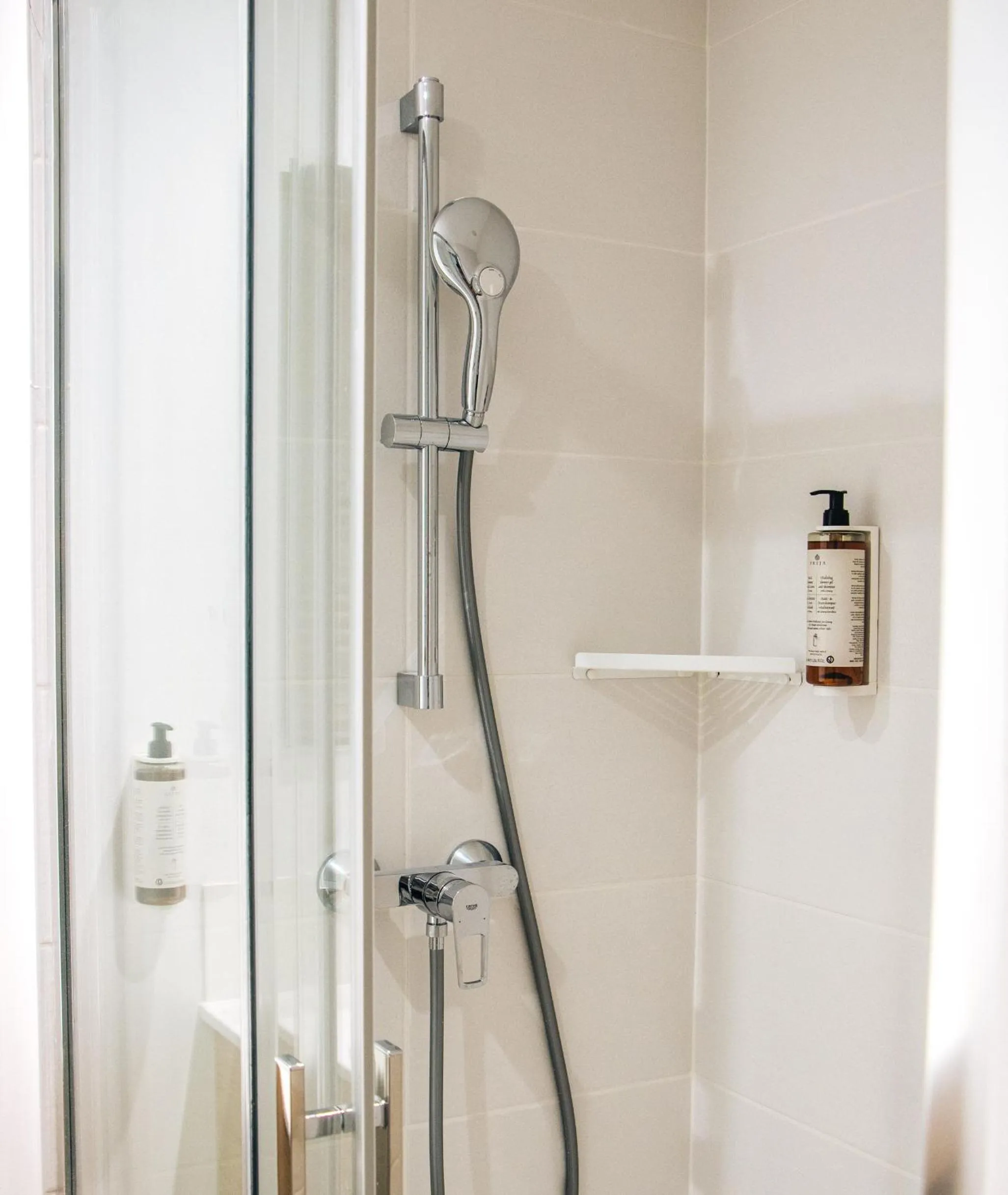 Shower in Adagio Access Bordeaux Sud Pessac